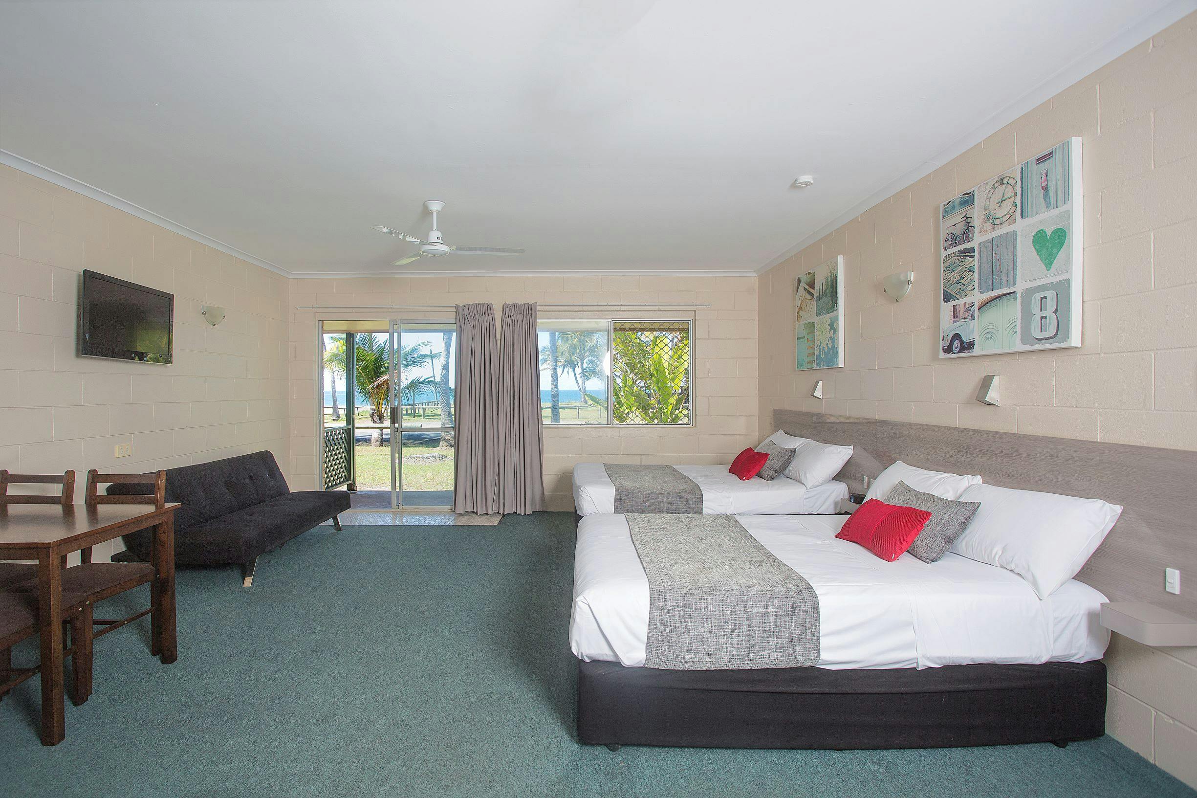 Fully Self Contained Units Just Off The Beach