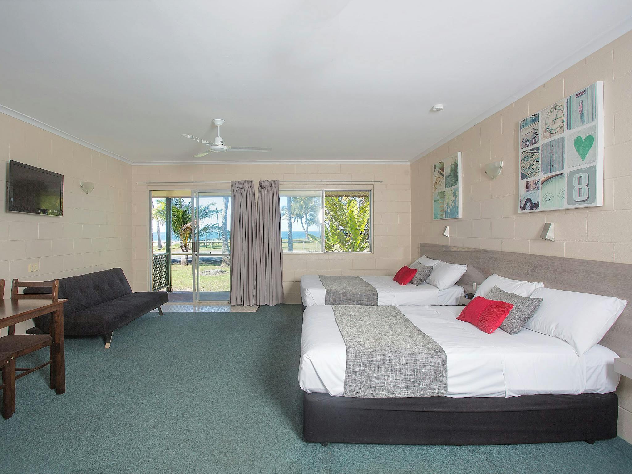 Self contained room opposite the beach Self contained room opposite the beach