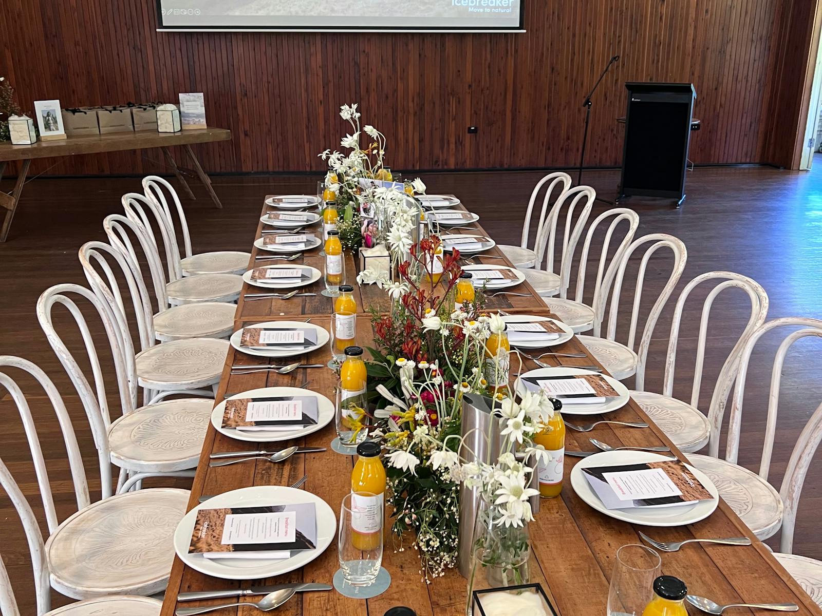 아침 식사 항목이 있는 목재 테이블과 백그라운드에서 드롭다운 화면