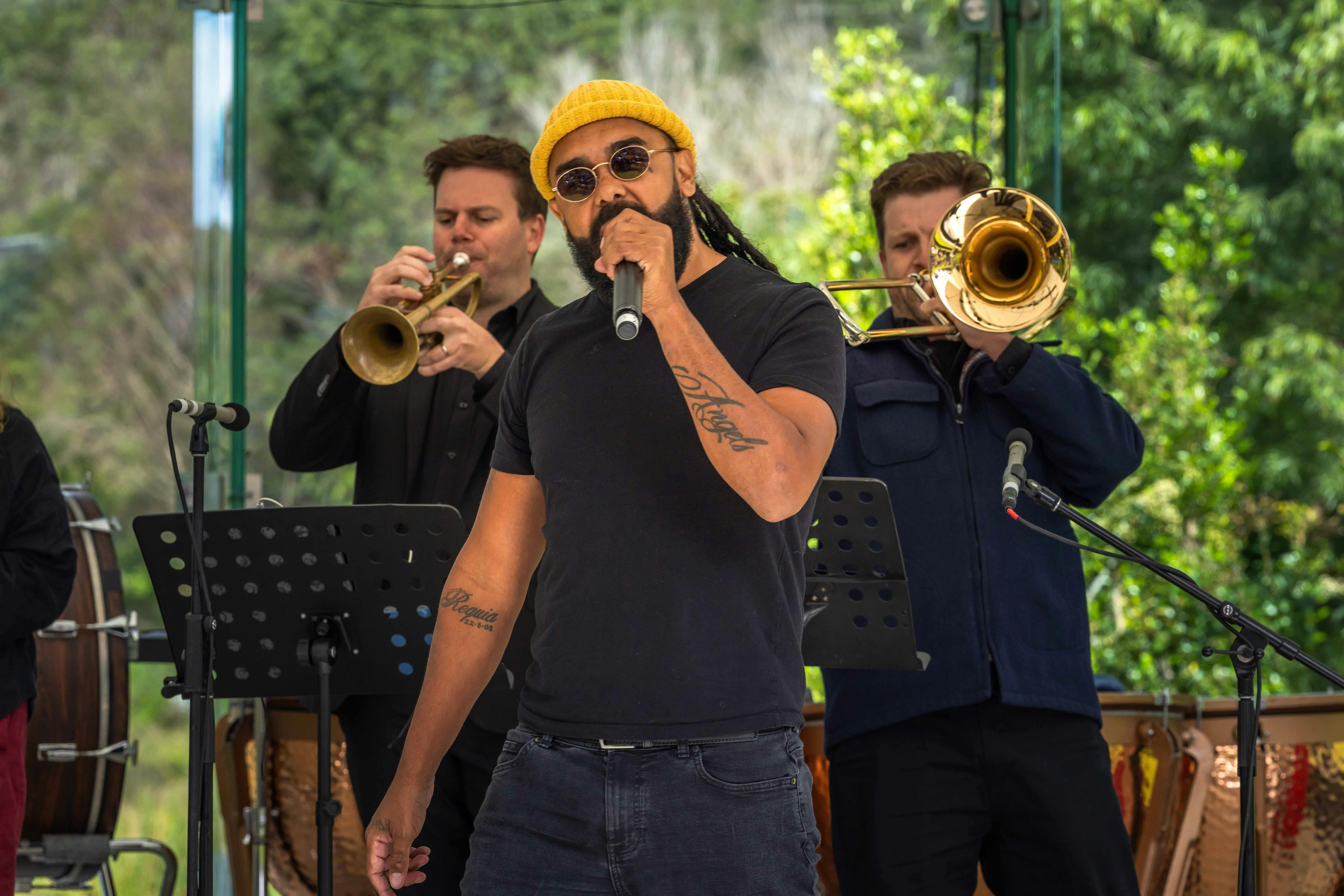 加巴杜在 2023 年四風音樂節上表演