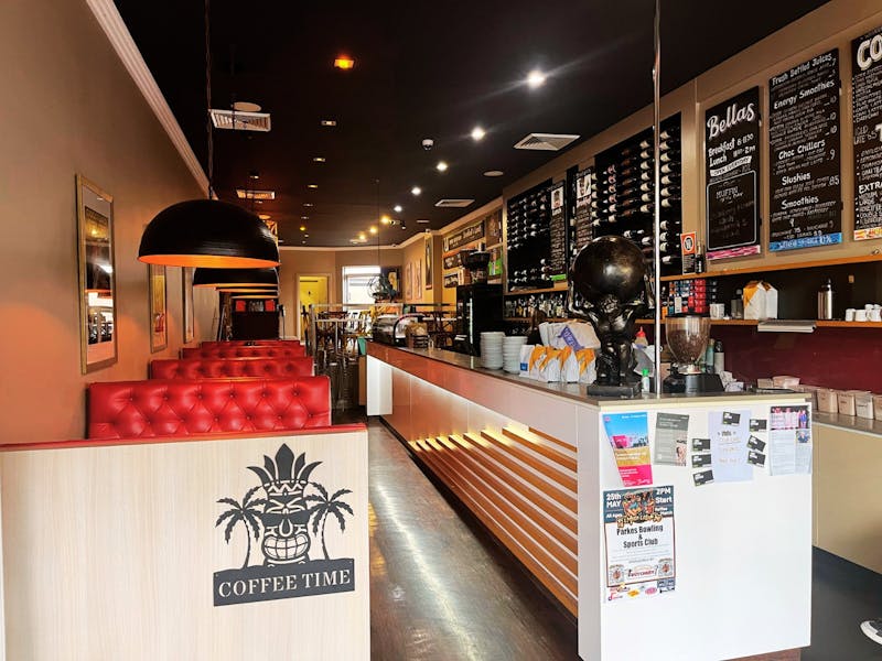 Bellas cafe Parkes indoor dining booths