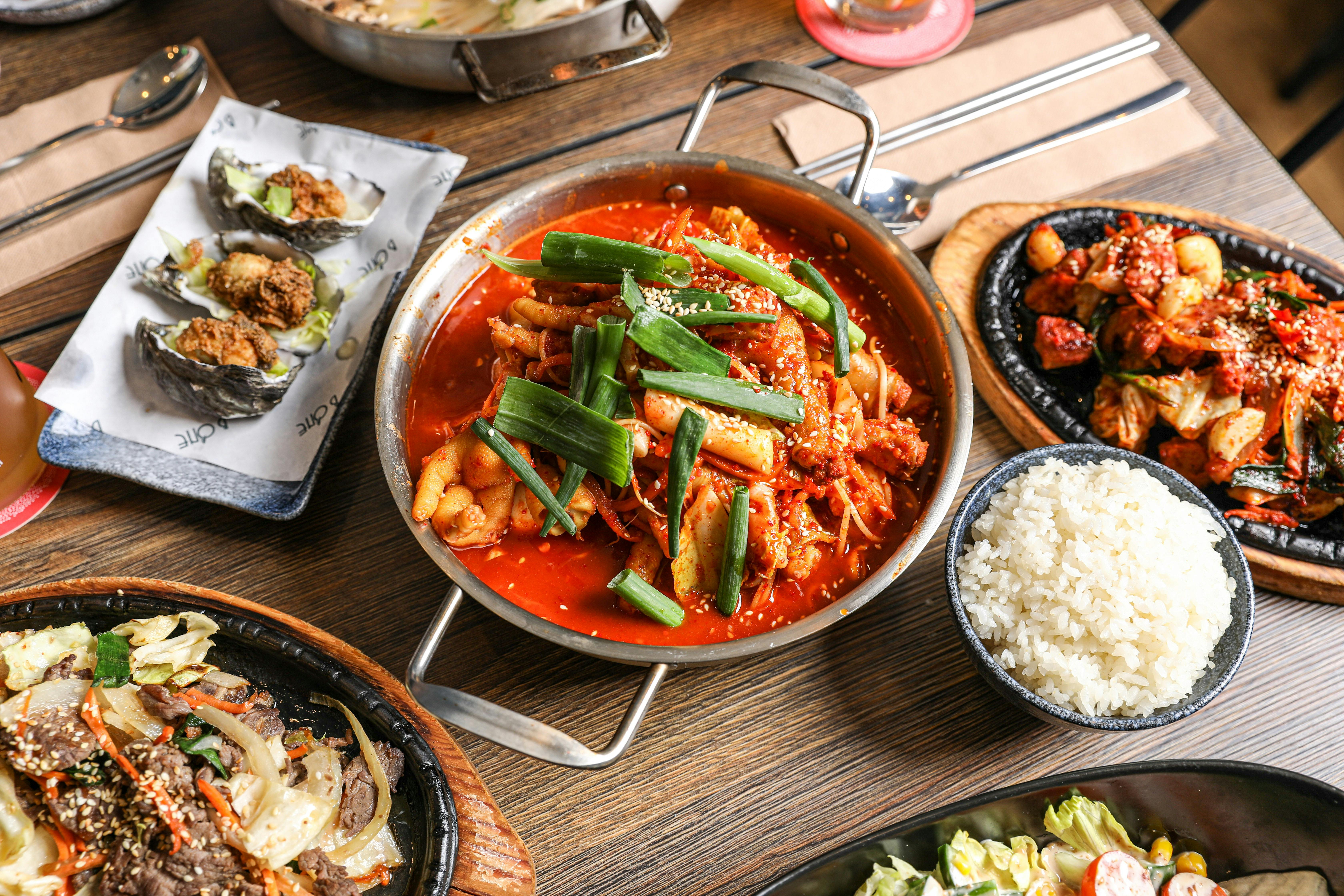 Spicy chicken feet stew