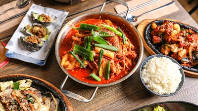 Spicy chicken feet stew
