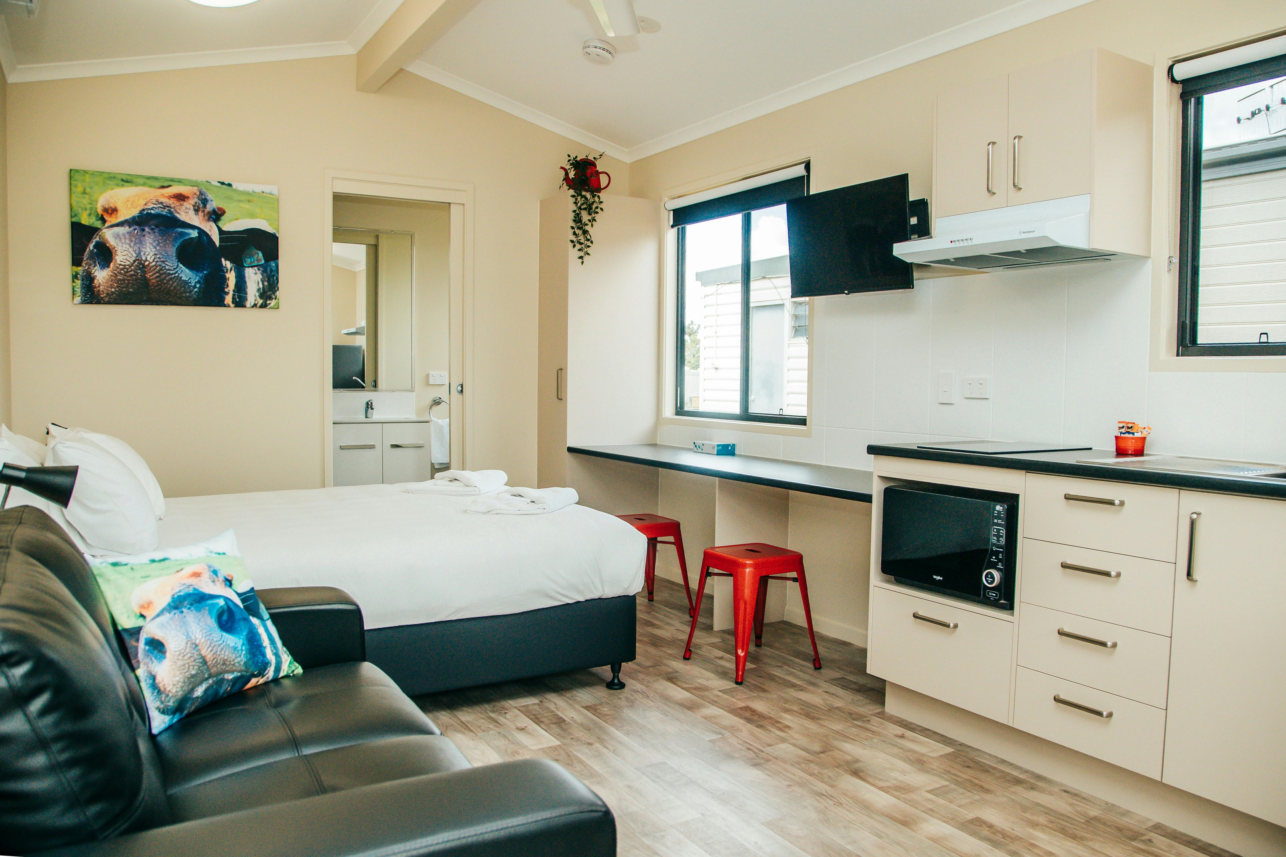 Queen bed, kitchen, ensuite cabin with deck