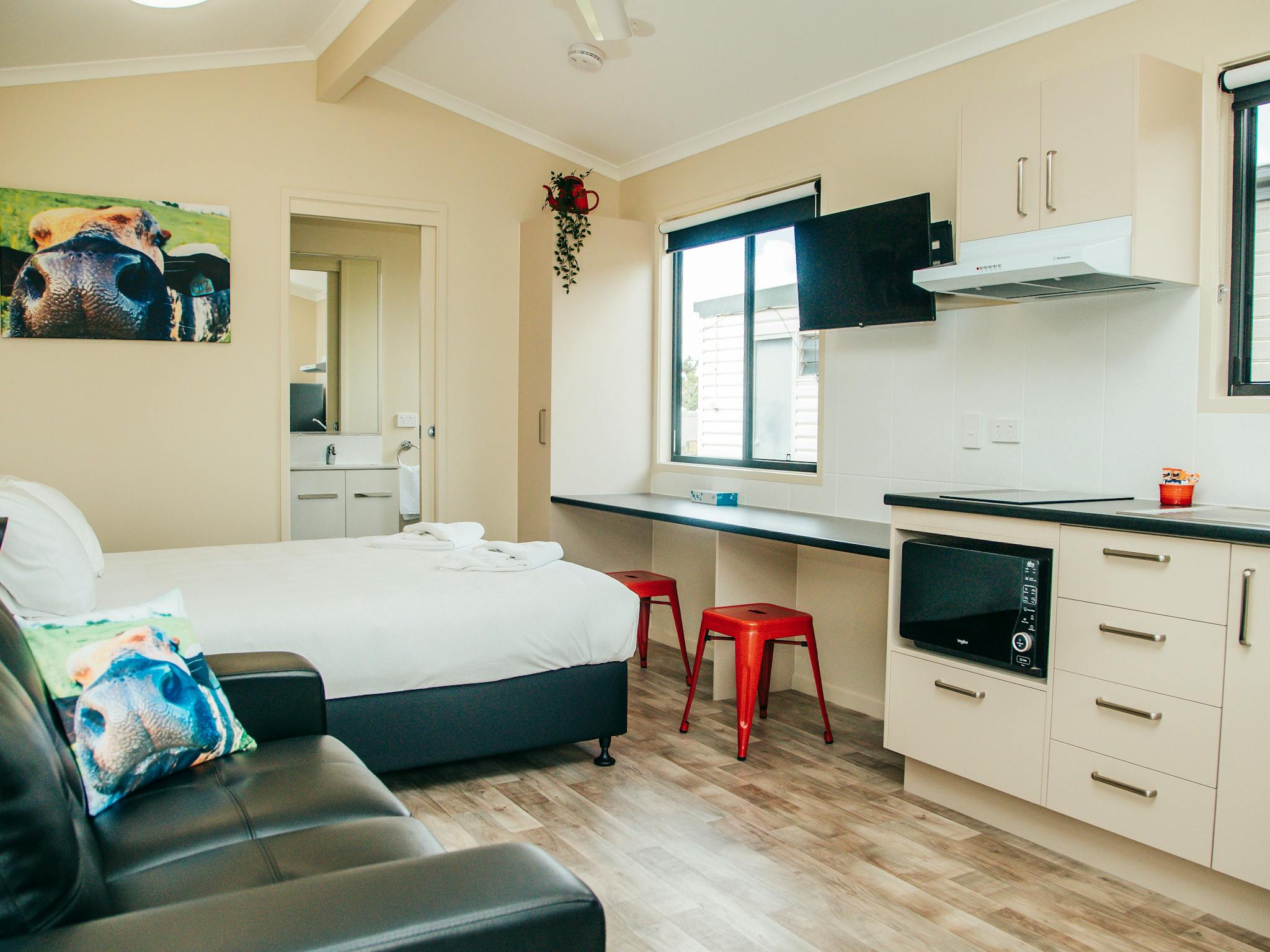Queen bed, kitchen, ensuite cabin with deck Queen bed, kitchen, ensuite cabin with deck
