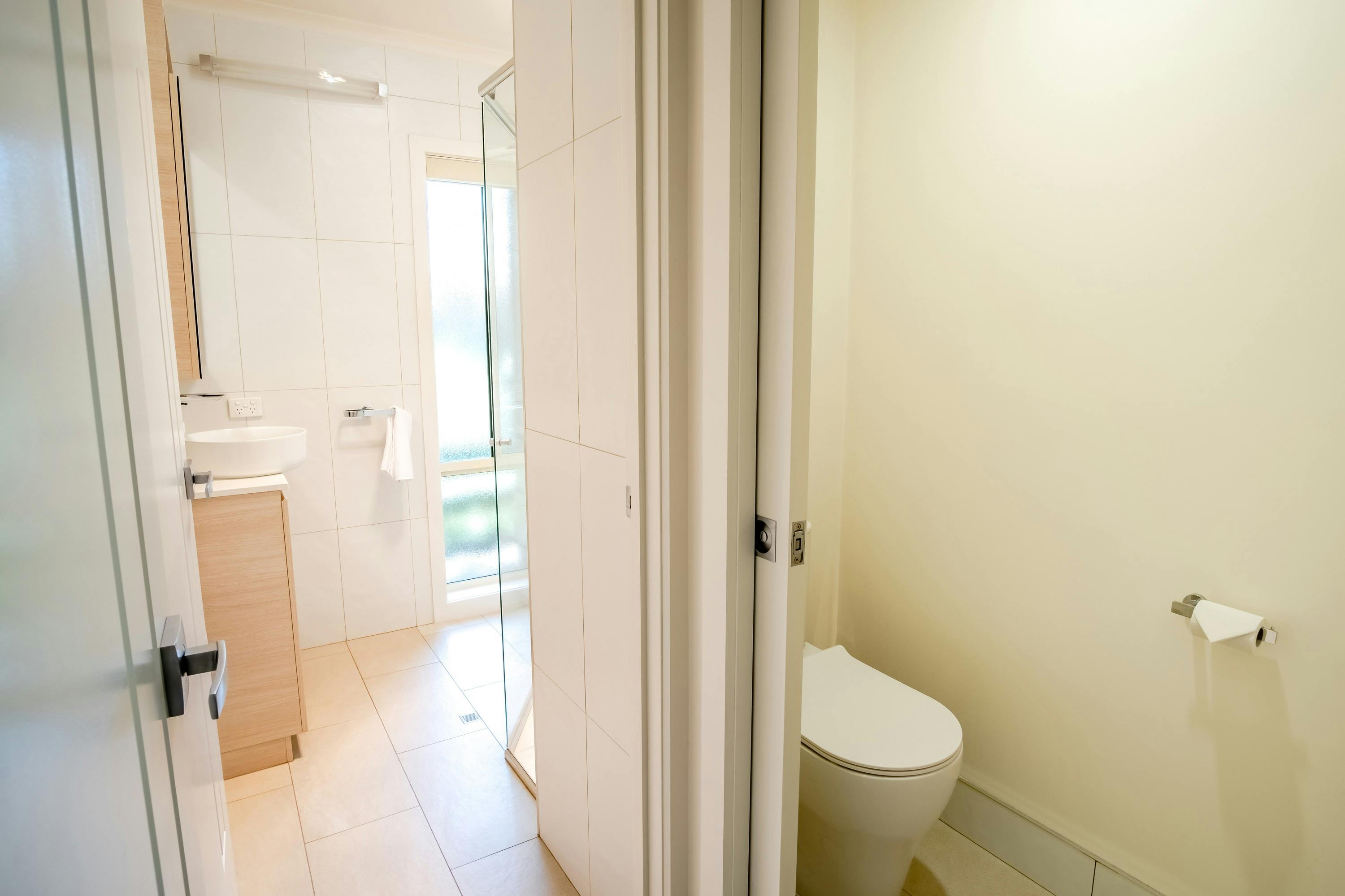 Bathroom with sperate toilet at Silver Birches Unit 4