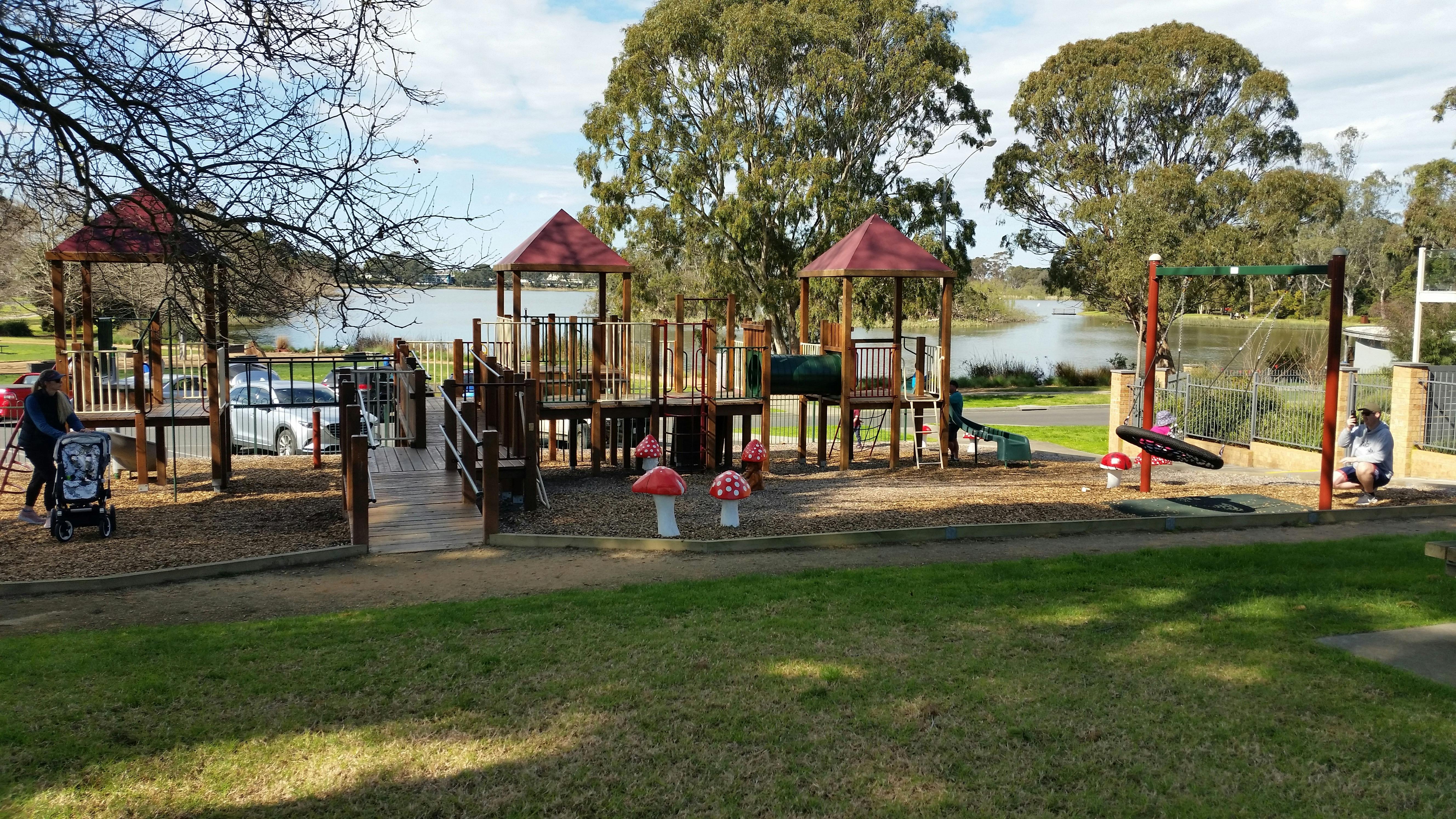 Lake Guthridge and Lake Guyatt Playground