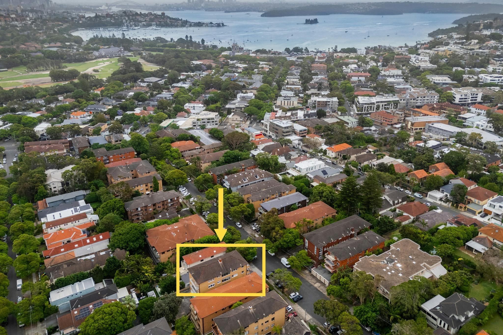 玫瑰灣公寓位置的鳥瞰圖，背景是雪梨港和天際線。