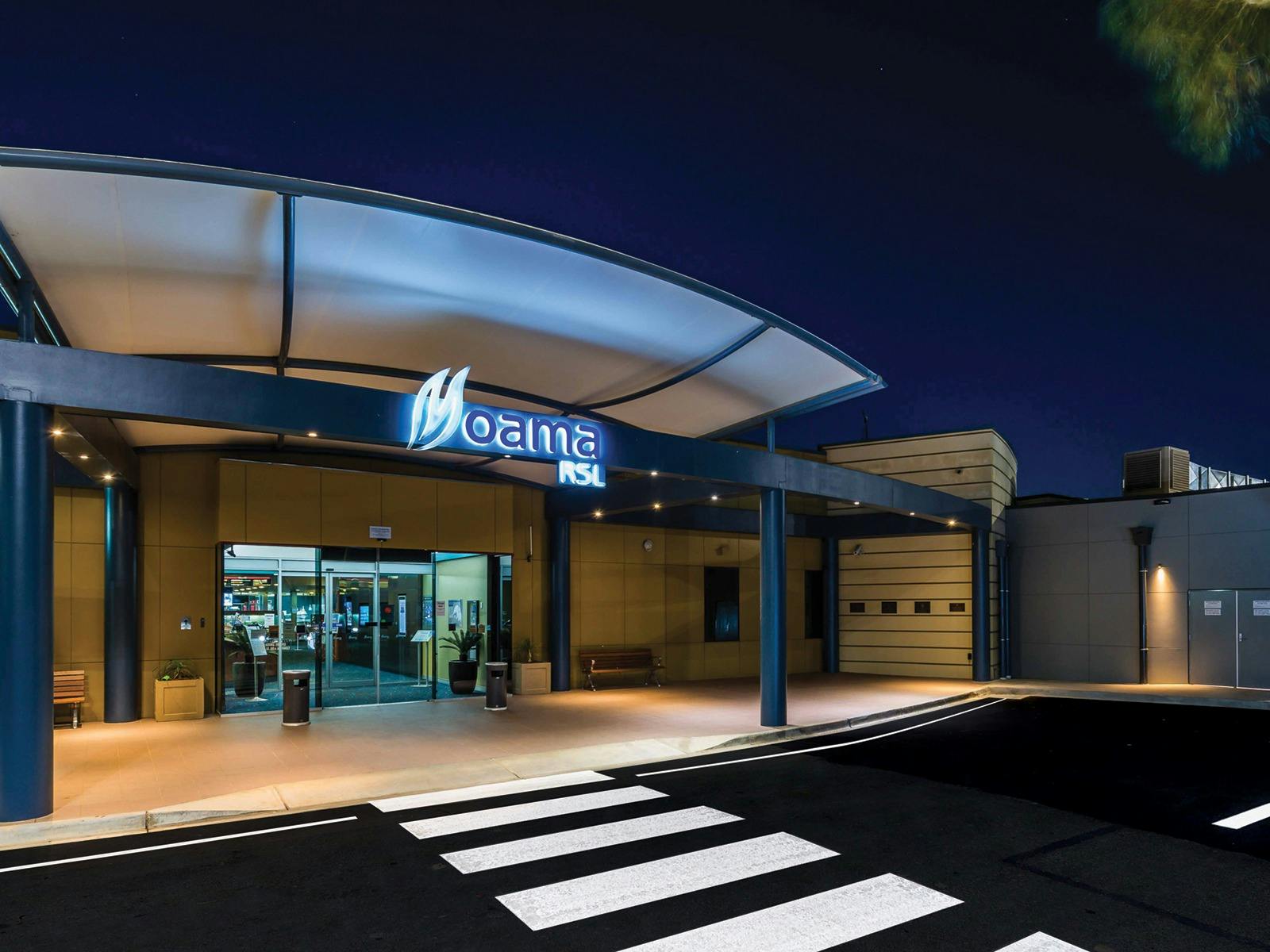 Front entrance of Moama RSL