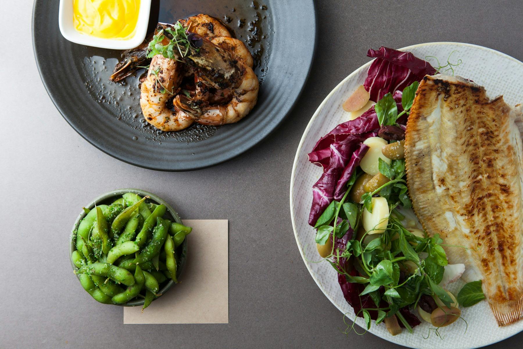 Essen Sie zu Mittag am Meer