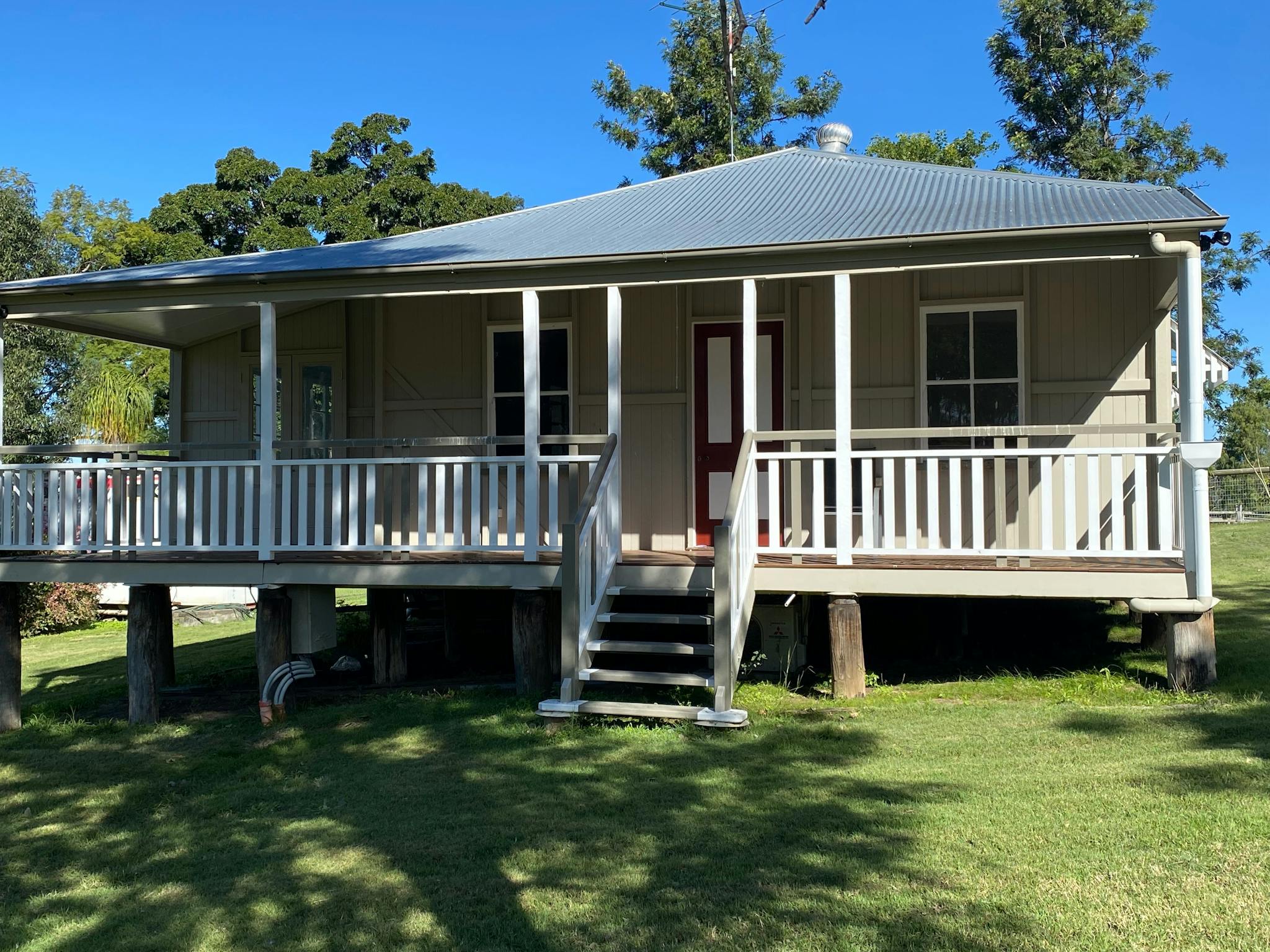 Sam Brown Cottage has both front and back verandas to allow you to enjoy all seasons . Sam Brown Cottage has both front and back verandas to allow you to enjoy all seasons .