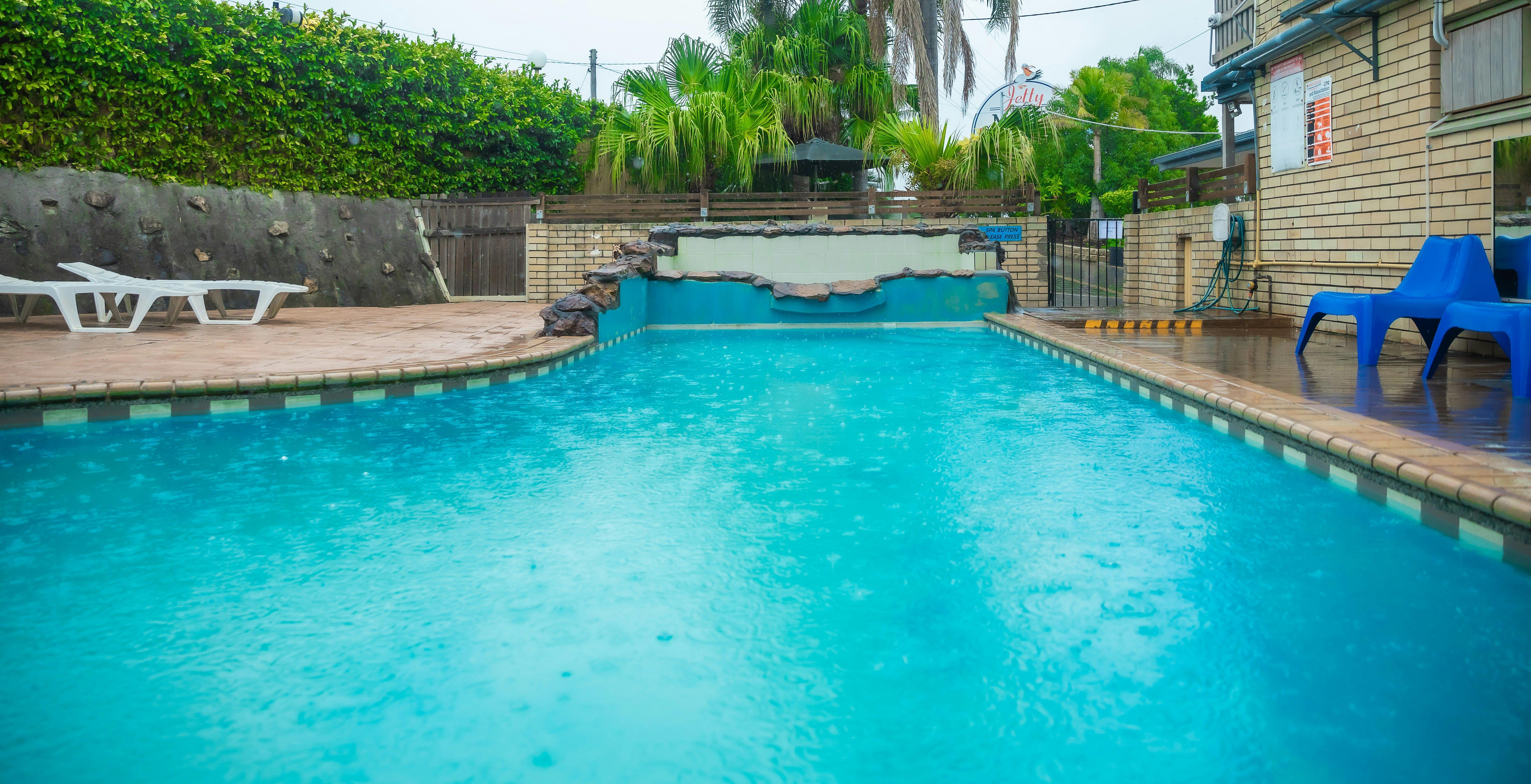 Jetty Motel The Entrance 的室外游泳池和水療中心供所有人享用