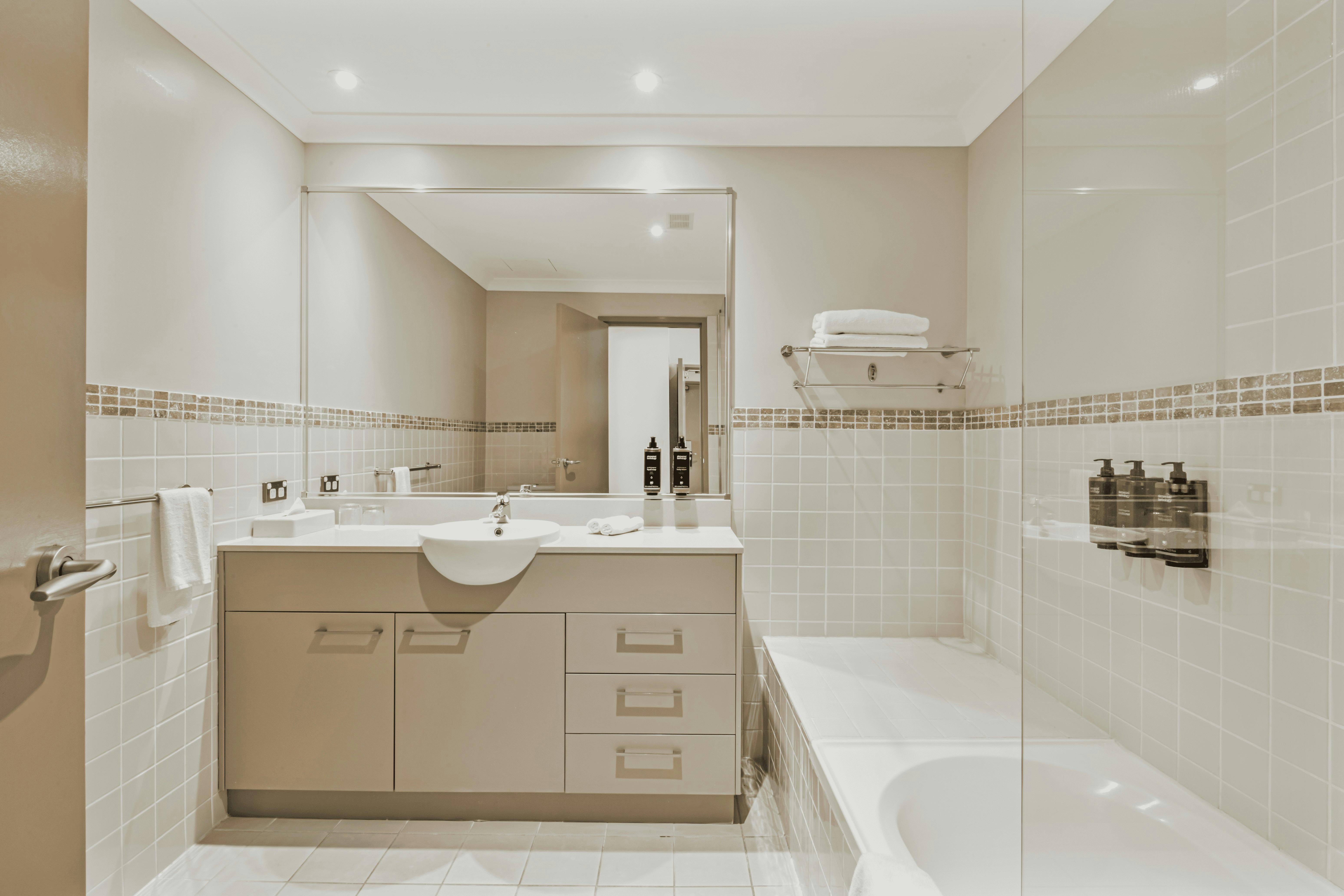 1 Bedroom Apartment - 1 Queen Bed