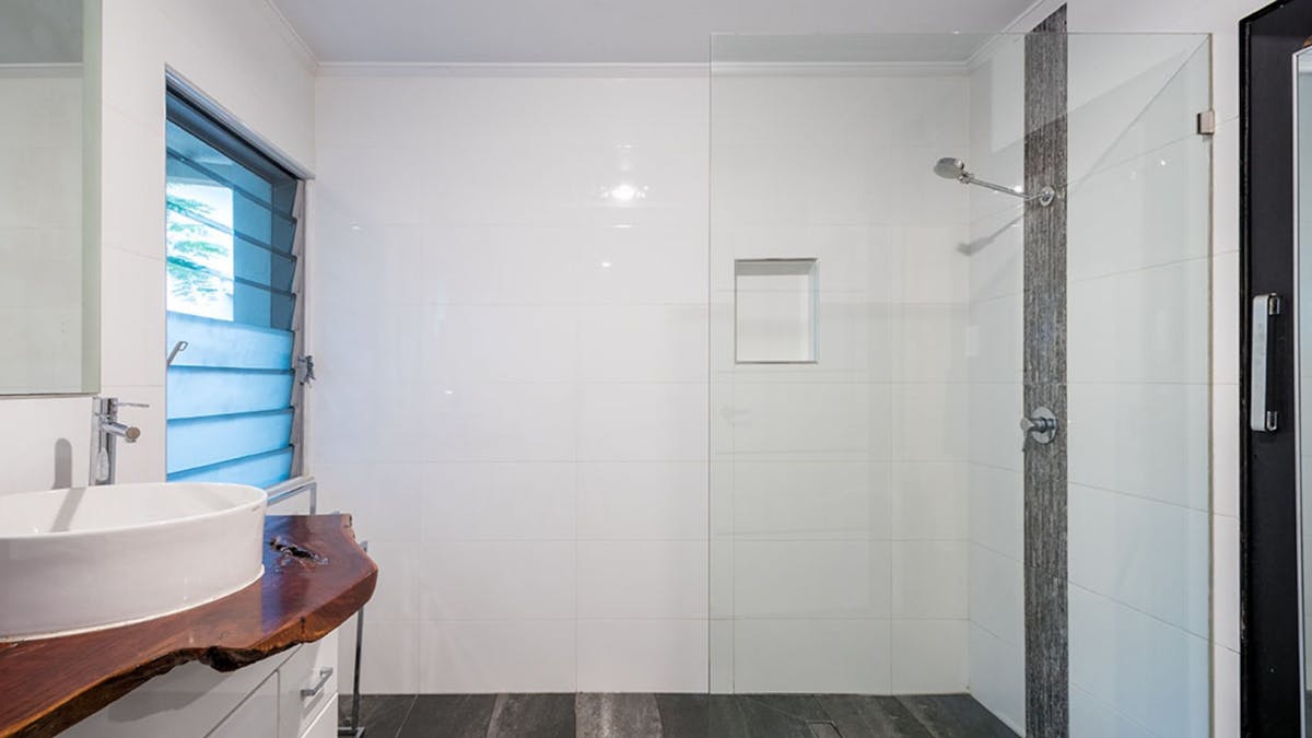 4 Bedroom home in Burleigh - Bathrooom