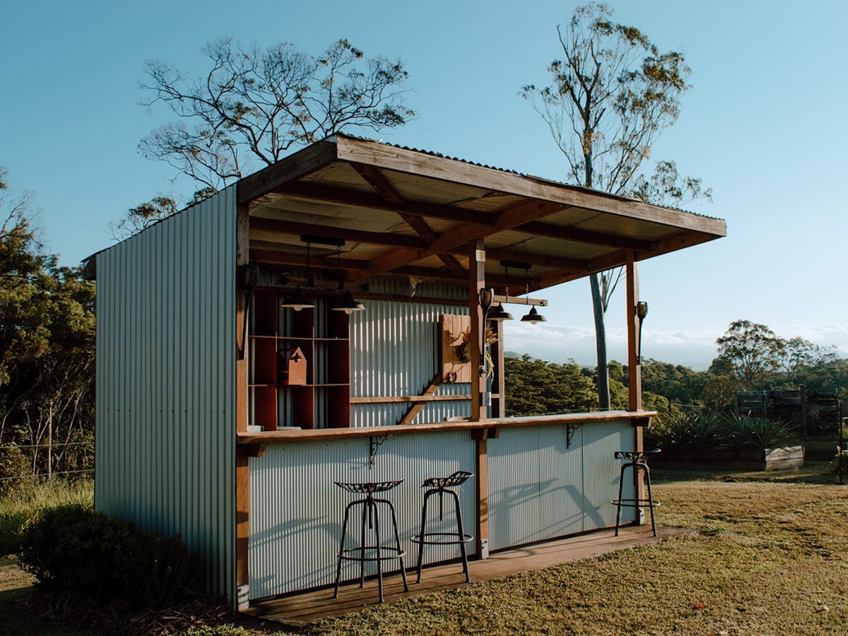 Outdoor bar area overlooking the Tinaroo dam and surrounding mountains on the Atherton Tablelands