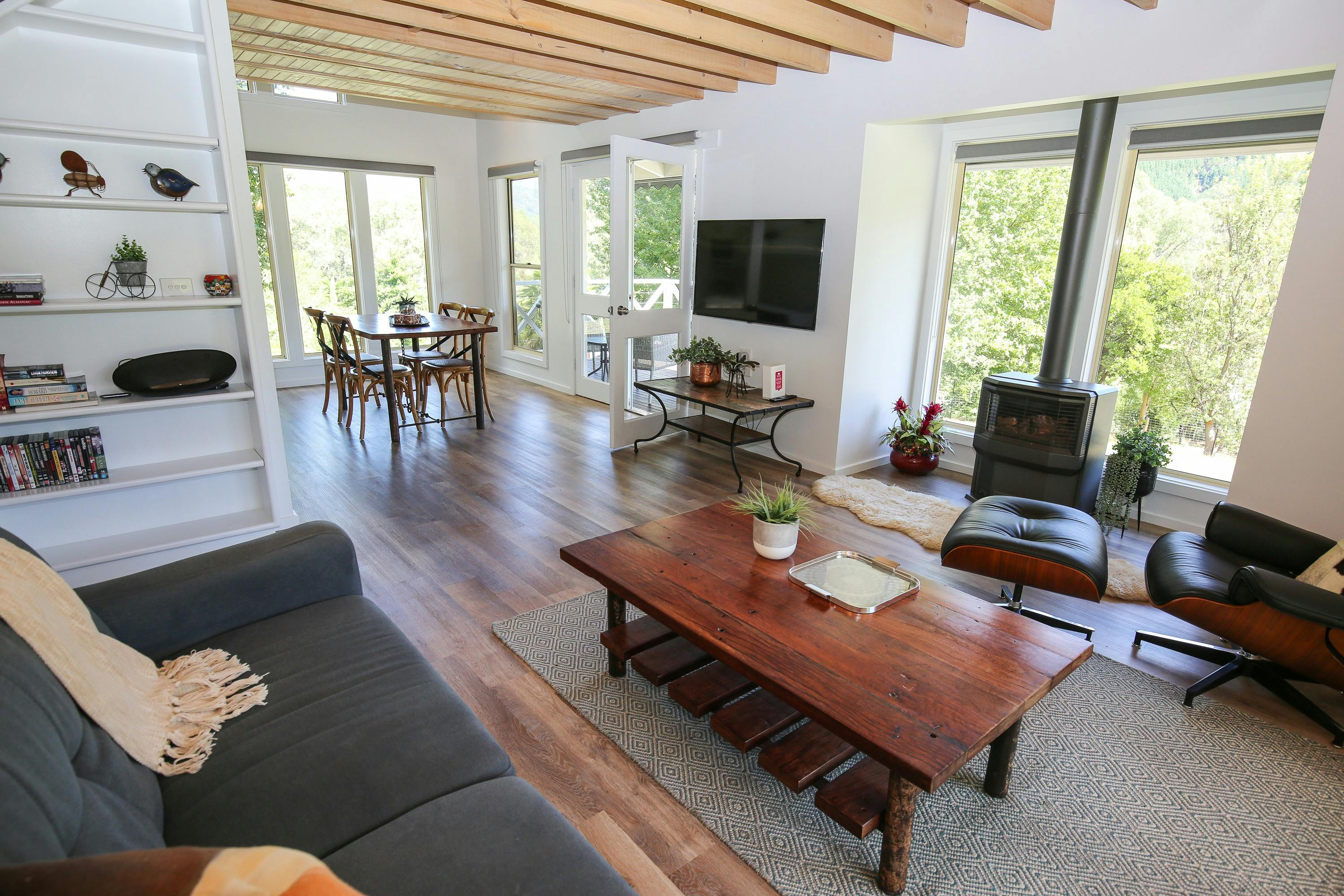 Dining & Loungeroom Bonnie's Cottage with Alpine Valley Getaways