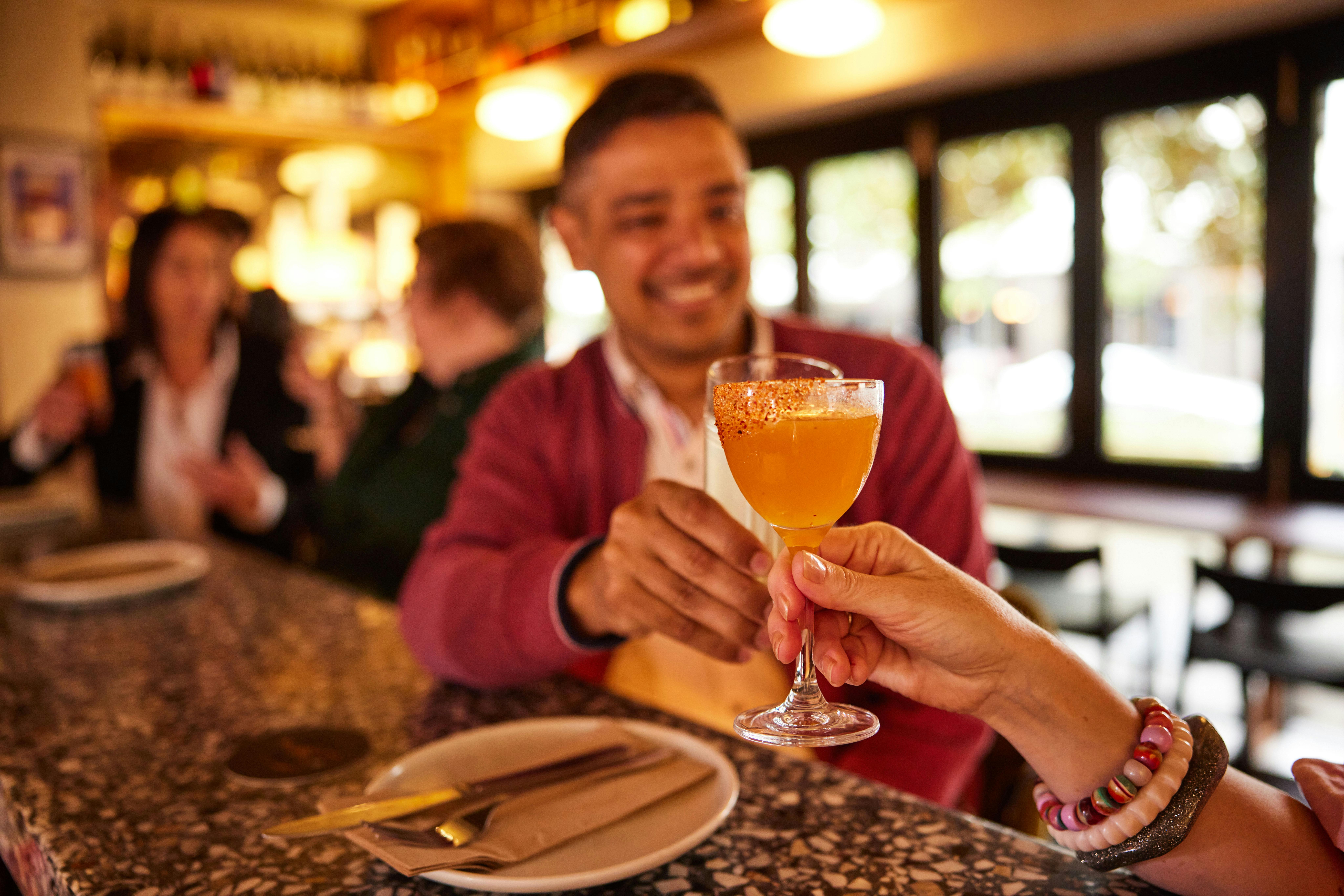 검은 머리 남성 보유 칵테일 잔 바, 미소