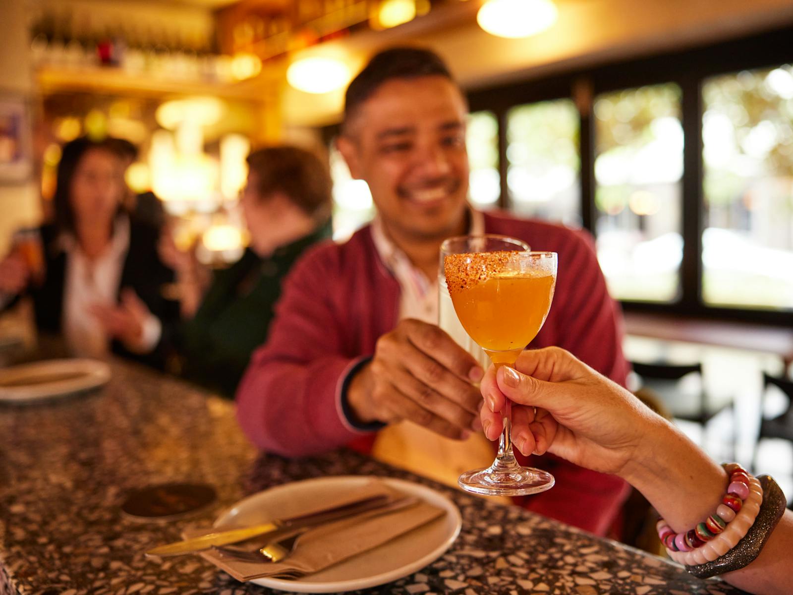 검은 머리 남성 보유 칵테일 잔 바, 미소