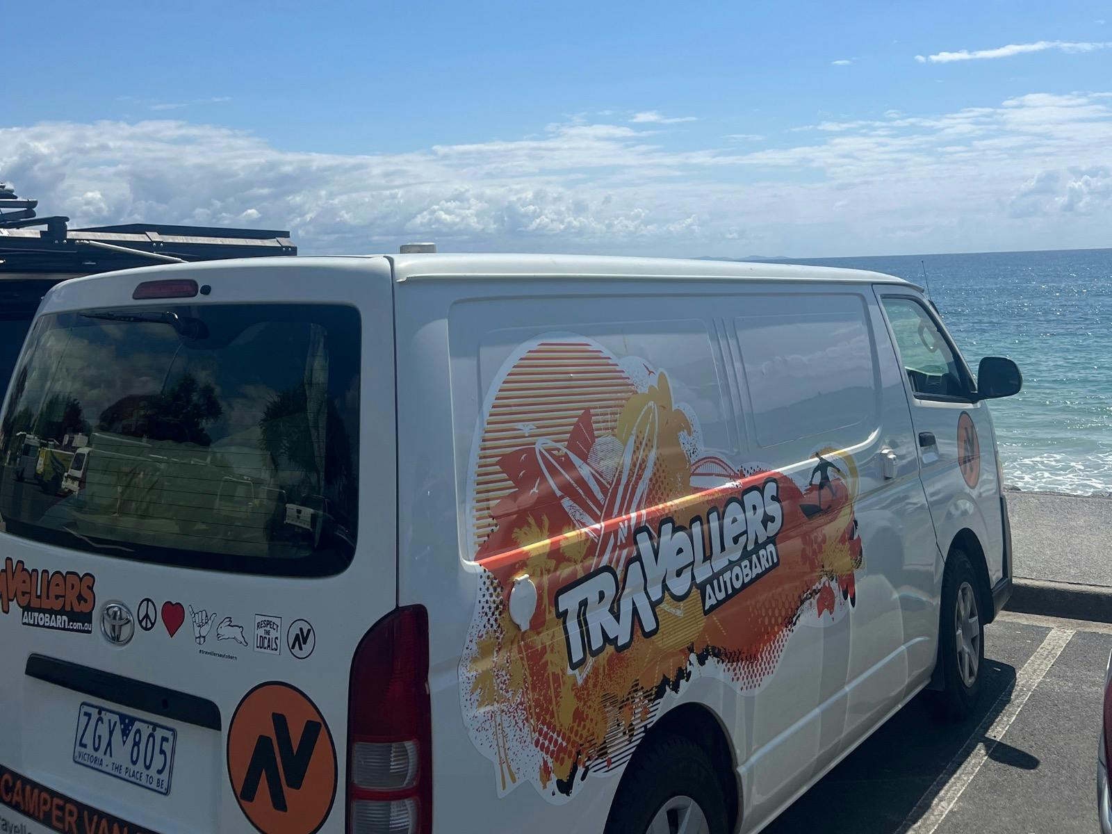 해변에 주차된 캠핑카