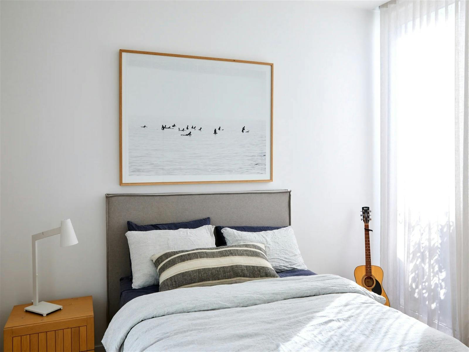 옷장과 책상이 있는 퀸 사이즈 침실 침실 2와 가족용 욕실을 공유합니다.