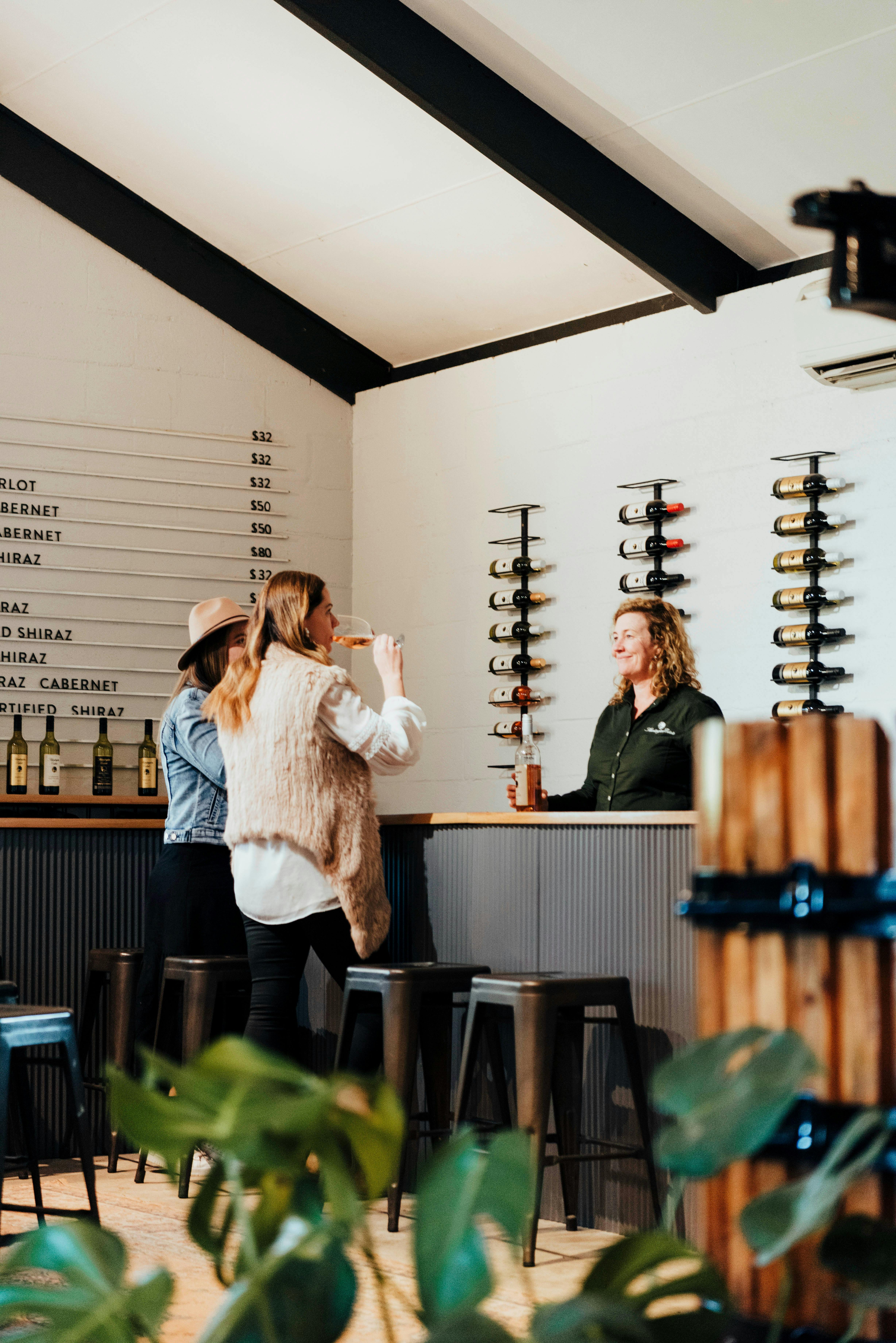셀러 도어에서 와인 시음