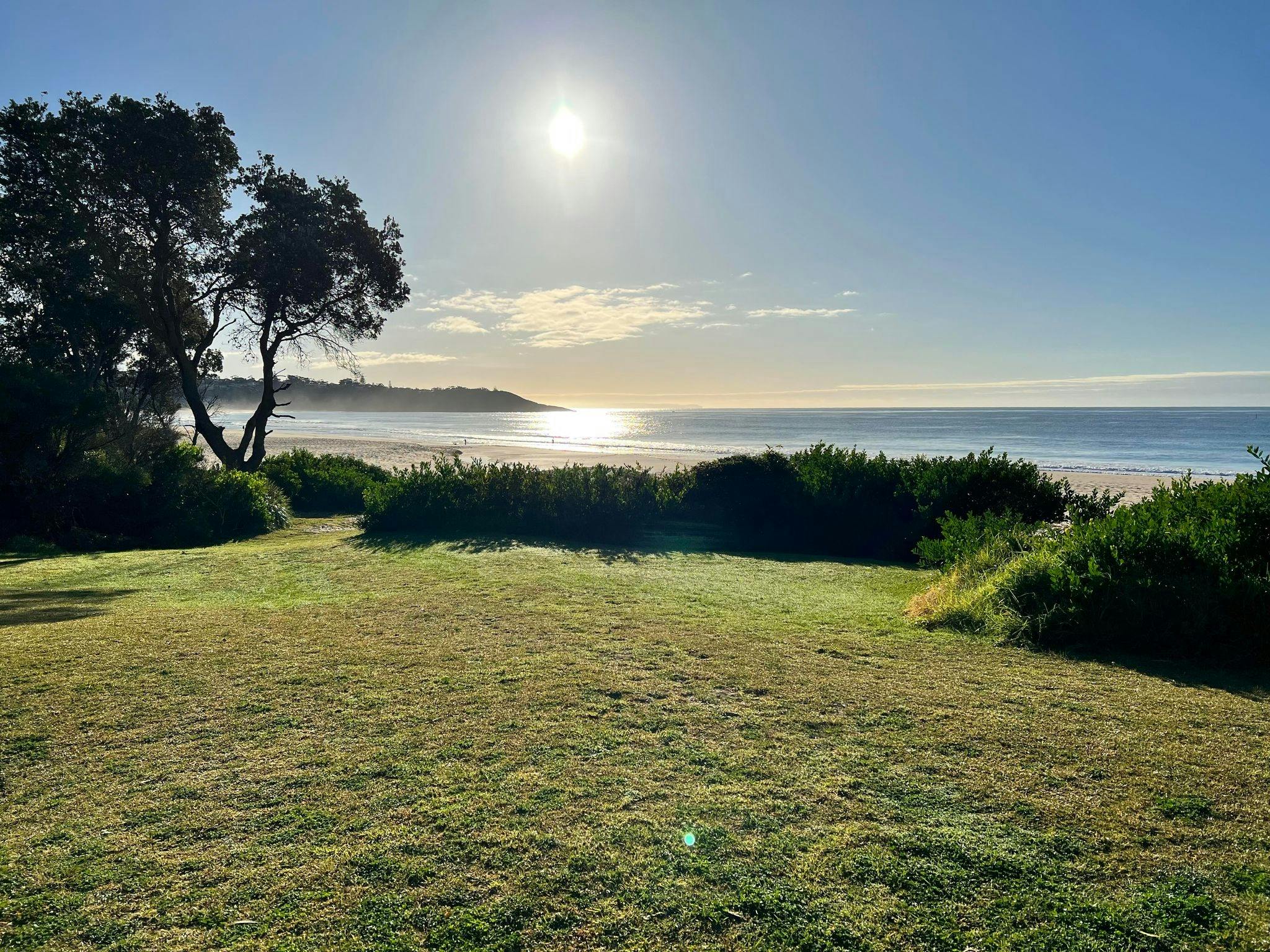 저비스 베이(Jervis Bay) 곶을 바라보는 보호 구역의 몰리무크 비치(Mollymook Beach)