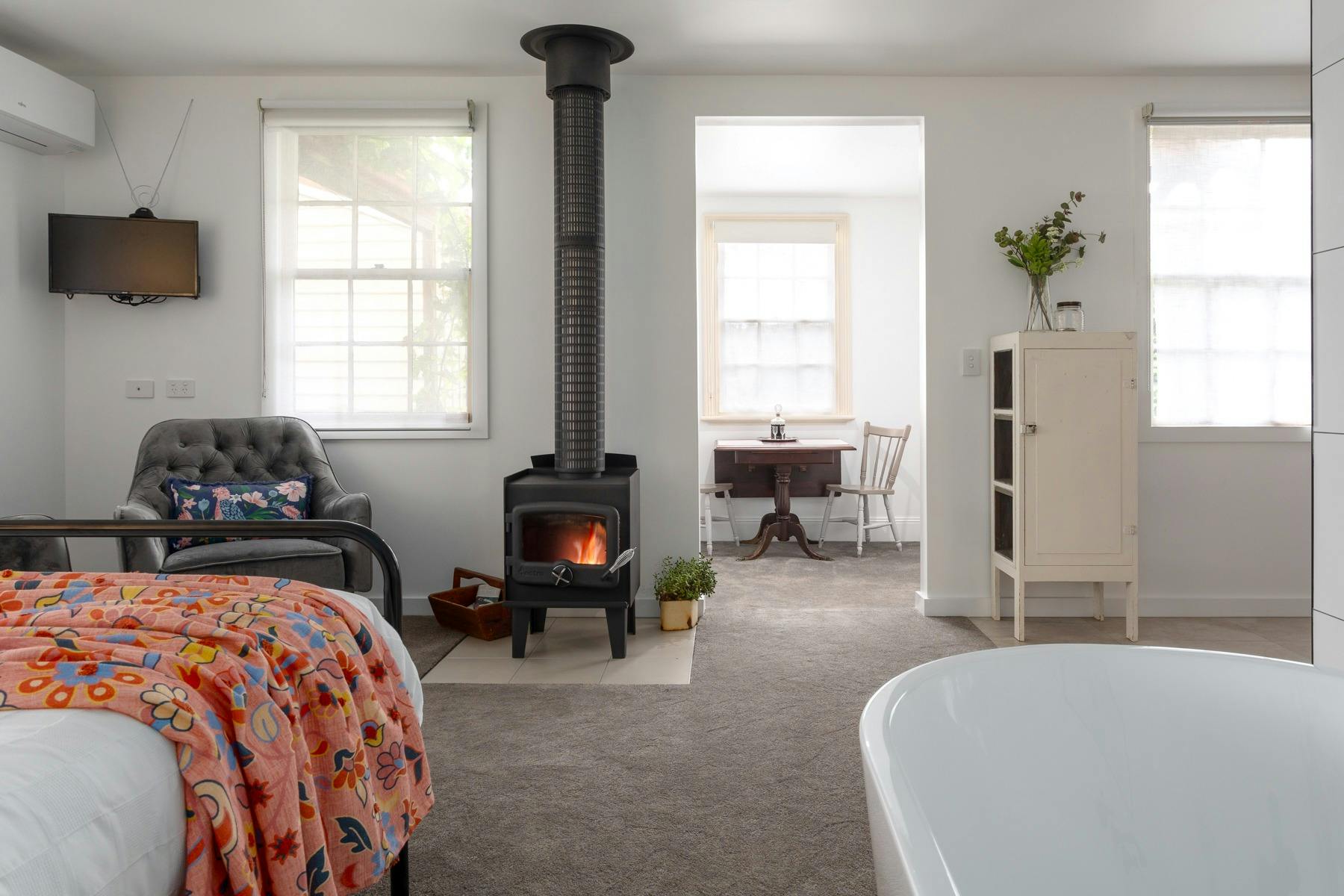 Ironbark studio cottage featuring fireplace and bath