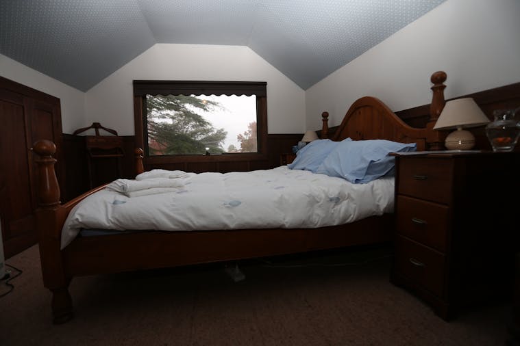 COSY QUEEN BEDROOM