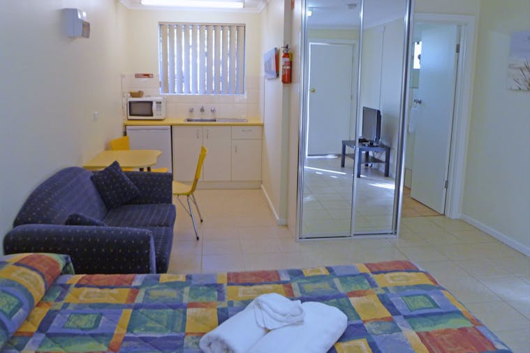 STUDIO APARTMENT 02