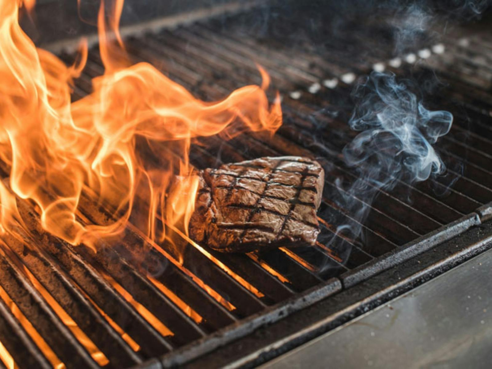 牛排在火焰烤架上烤製