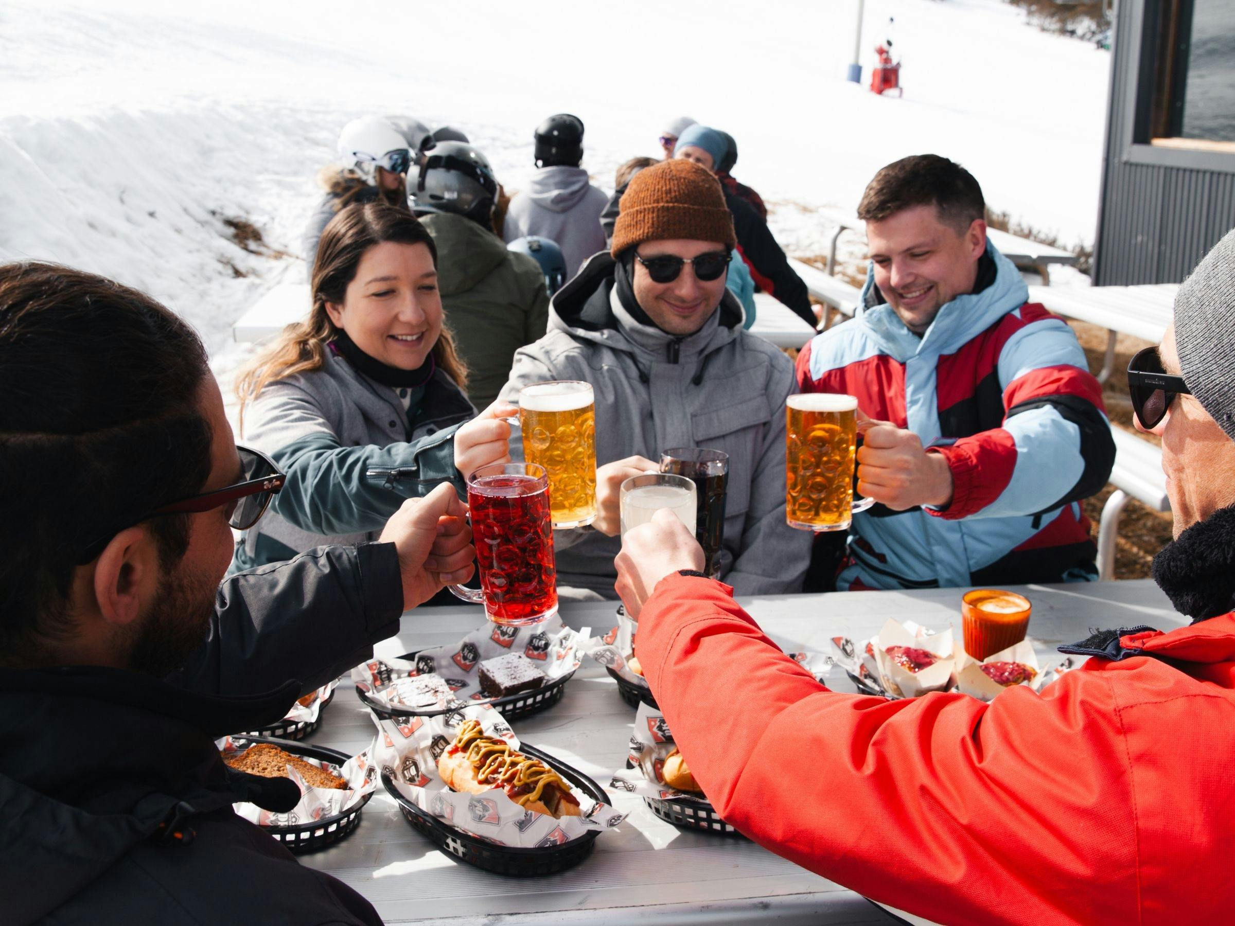 Dicky Knees에서 점심을 즐기고 술잔을 비우는 친구들의 모습