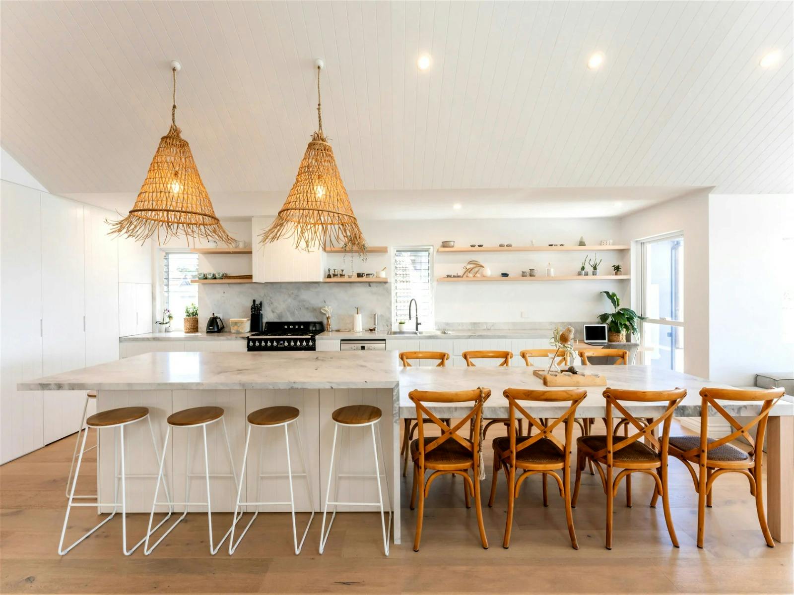 Küche mit ihrer atemberaubenden Marmorbank, die von Barsitzplätzen in einen richtigen Essbereich übergeht