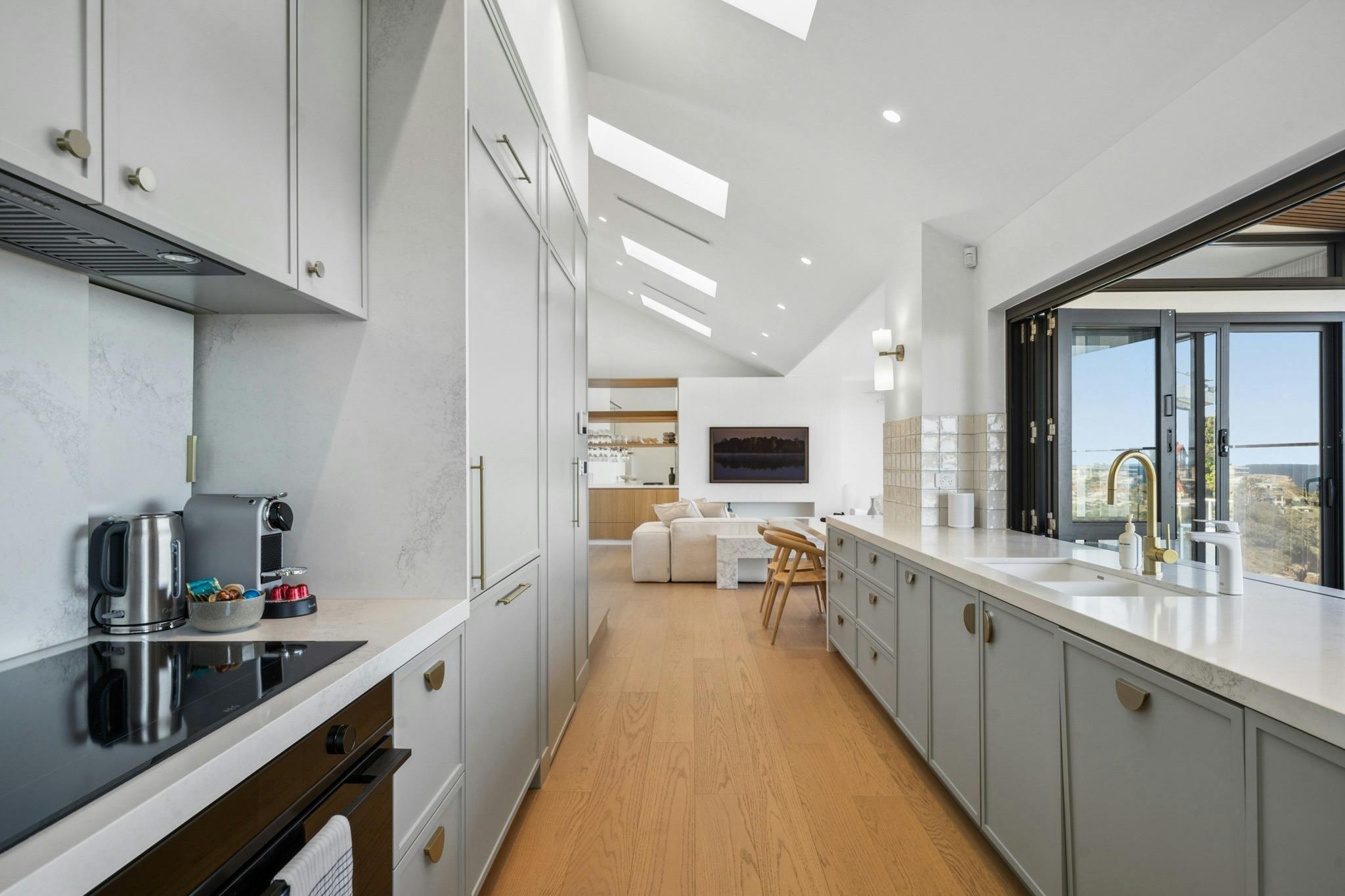 廚房設有天窗和麵向大海的窗戶。