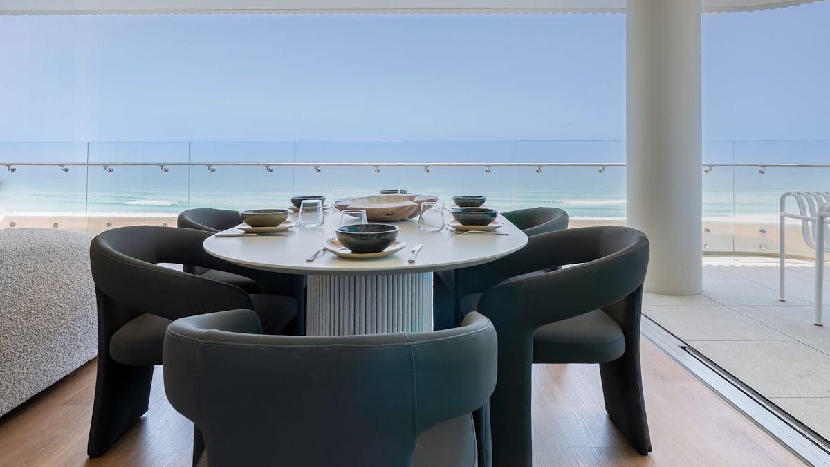3 bedroom unit Kirra - dining area