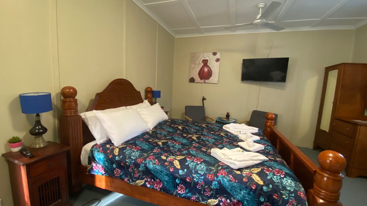 Eungella Chalet Large Room