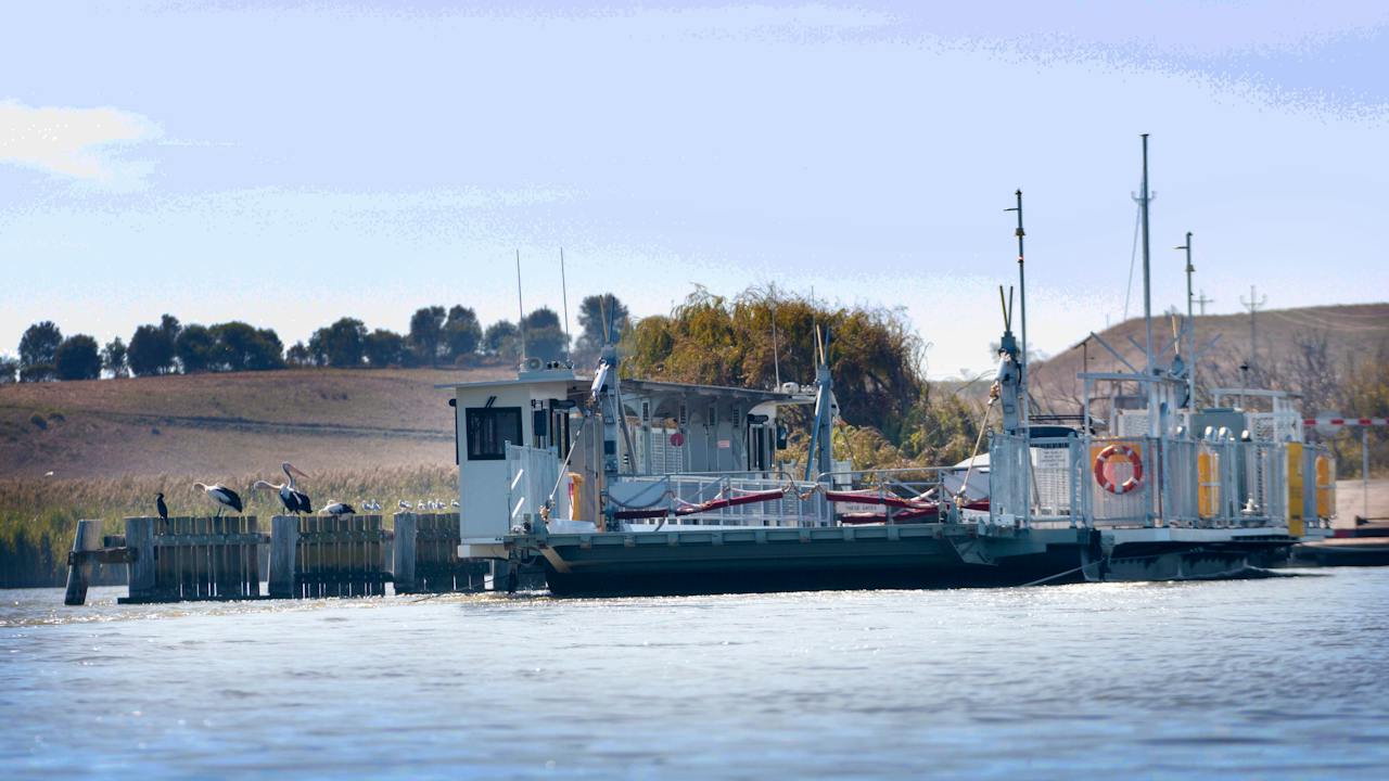 Free ferry at Nattung Narrows, where Lake Alexandrina meets Lake Albert