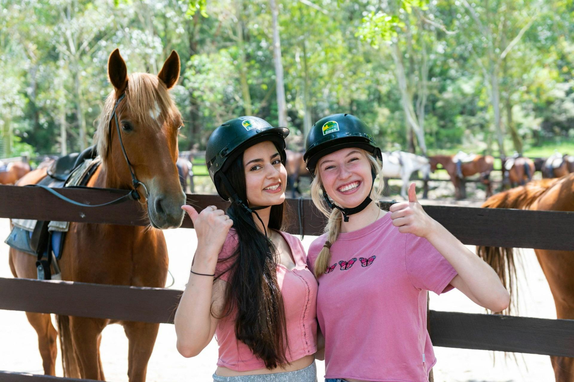 栗毛の馬を連れた2人の女性