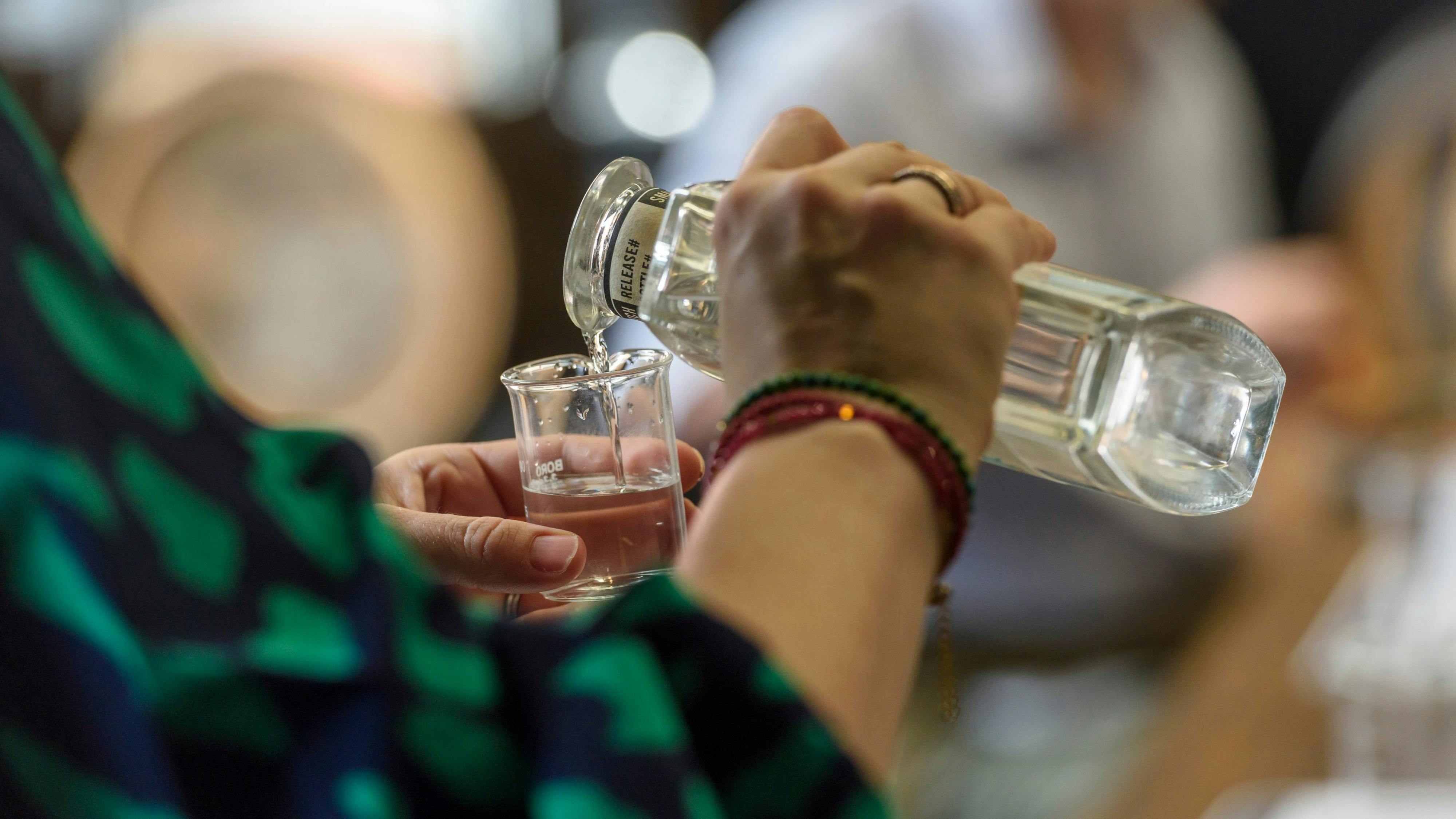 gin pour