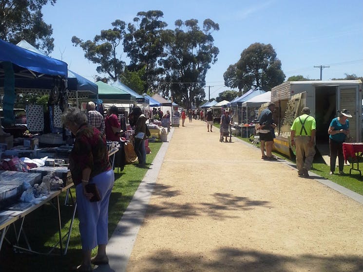 Cobram Lions Log Cabin Market