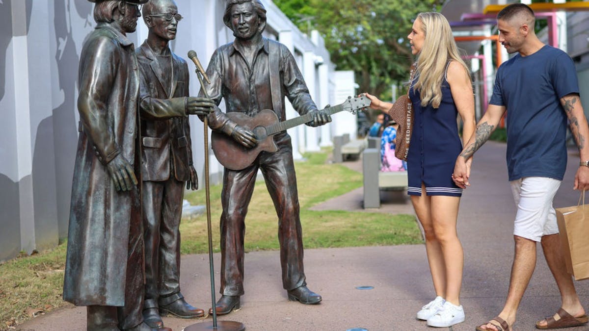 Bee Gees Statue and couple