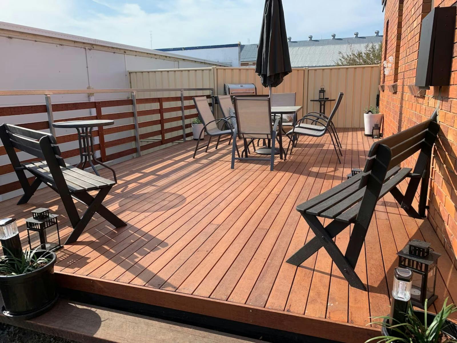 Communal outdoor BBQ area at Peter Allen Motor Inn