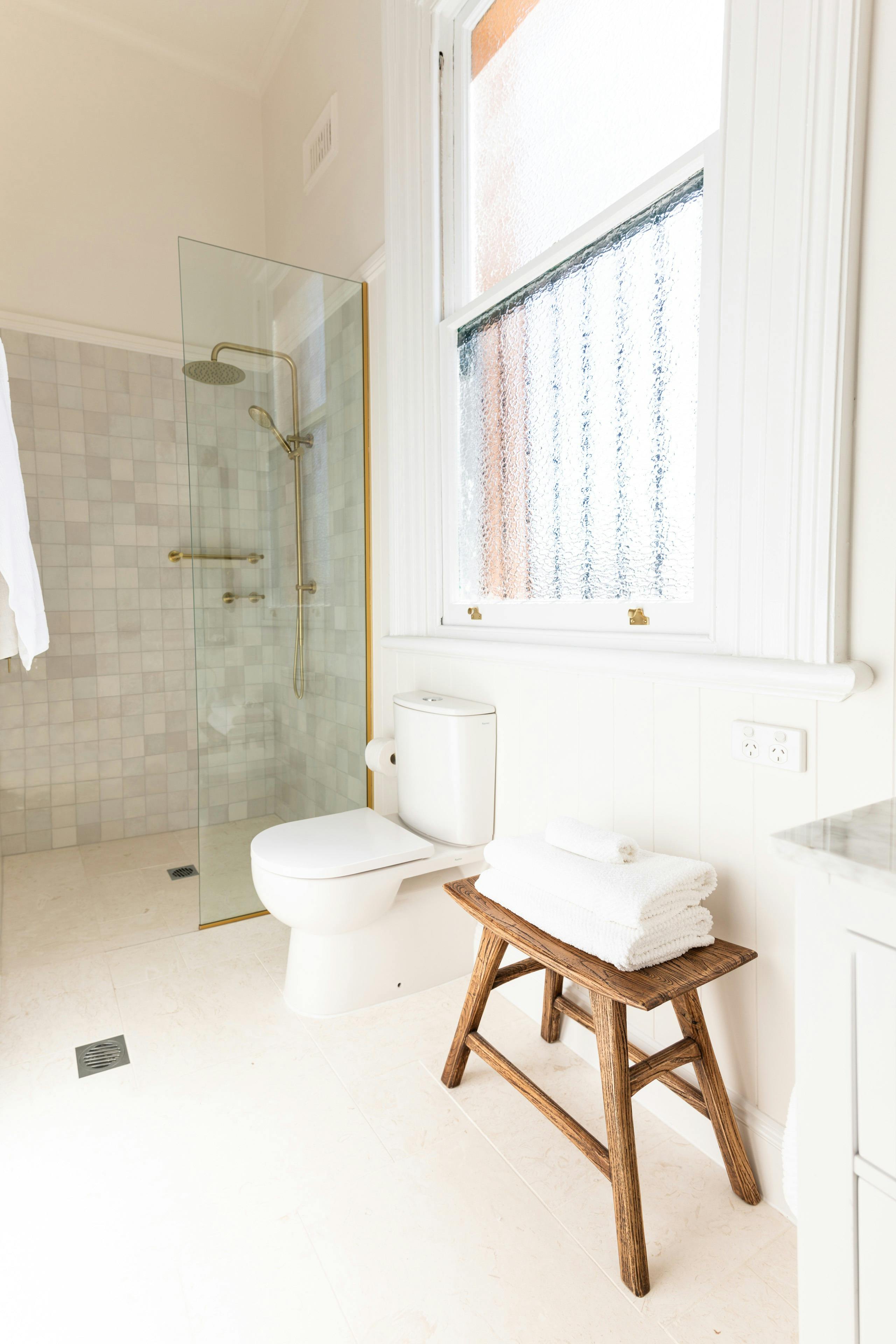 バスローブを備えた明るく風通しの良いお部屋です。