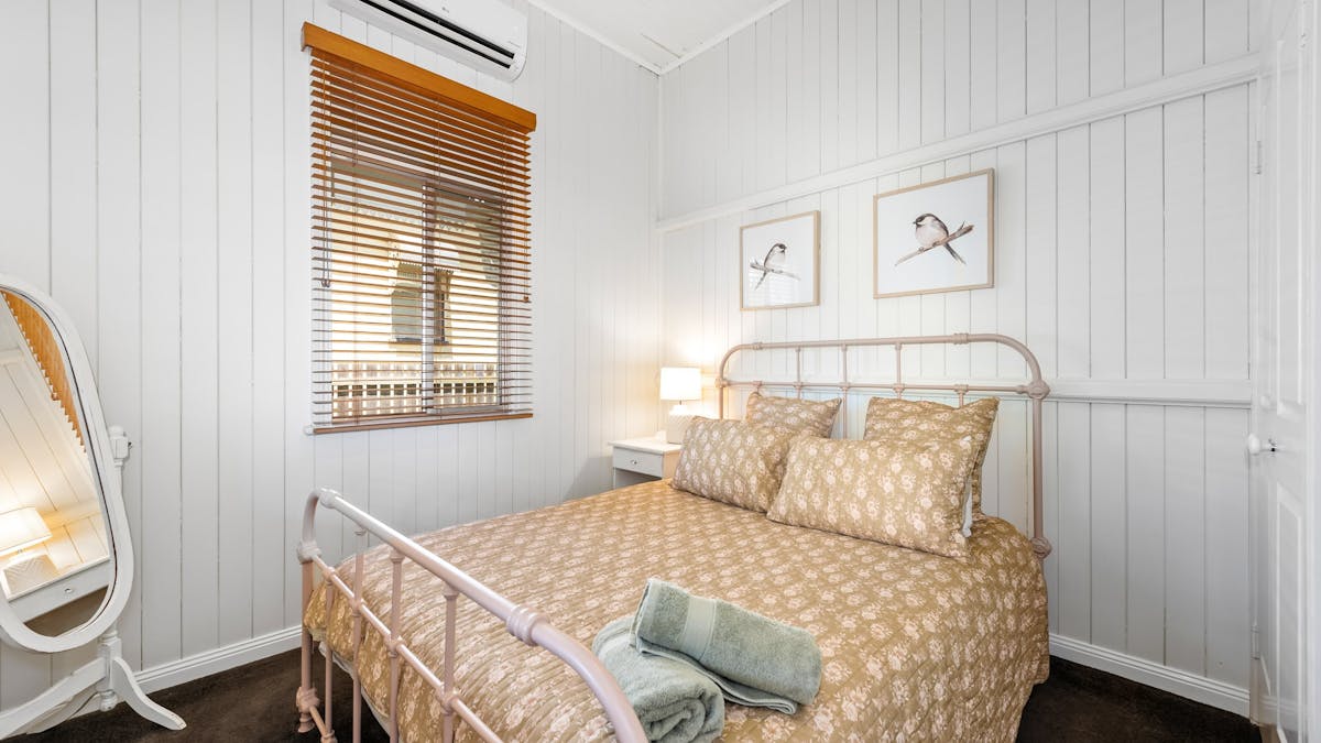 Reverse Cycle Aircon, Queen Bed & Wardrobe