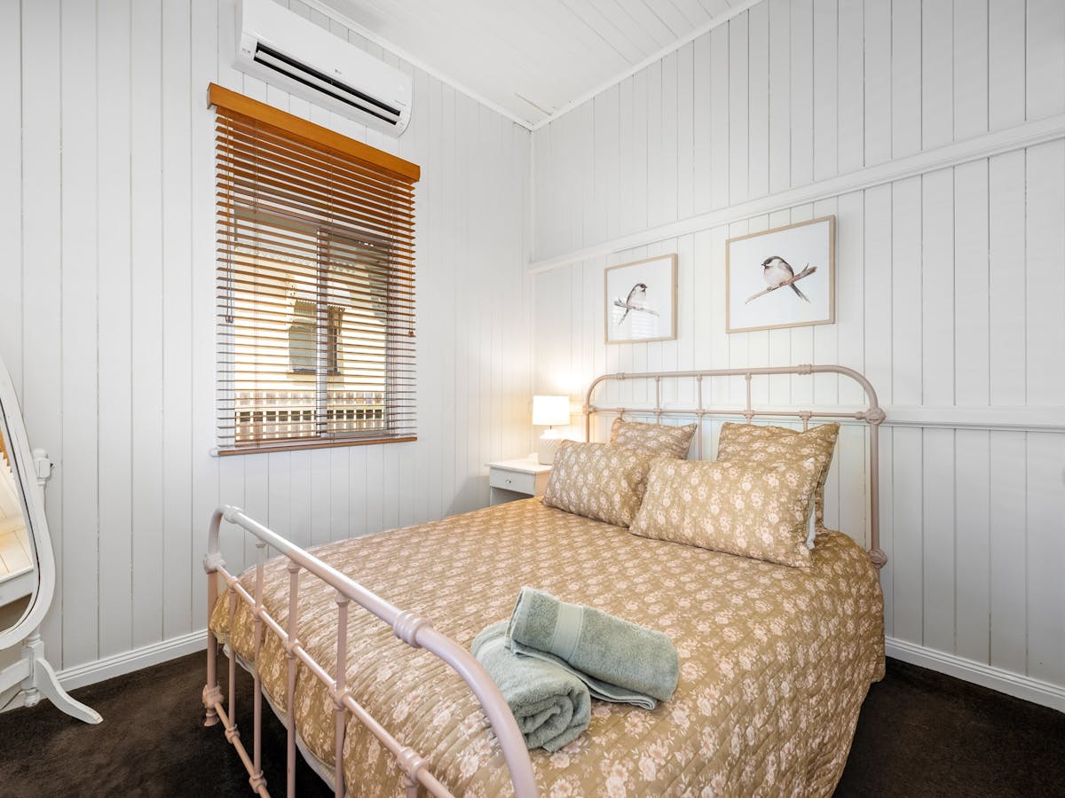Reverse Cycle Aircon, Queen Bed & Wardrobe