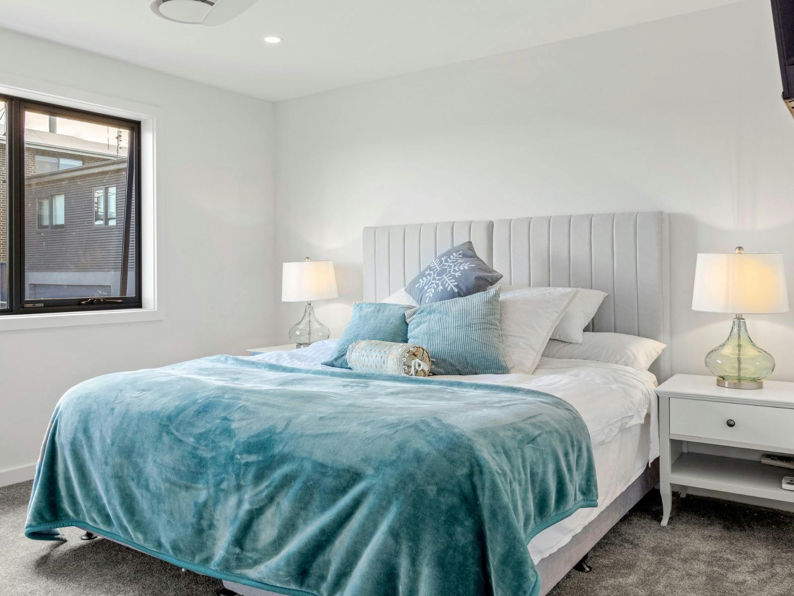 Luxury king bed, hotel linen-plush pillows - holiday - skitown