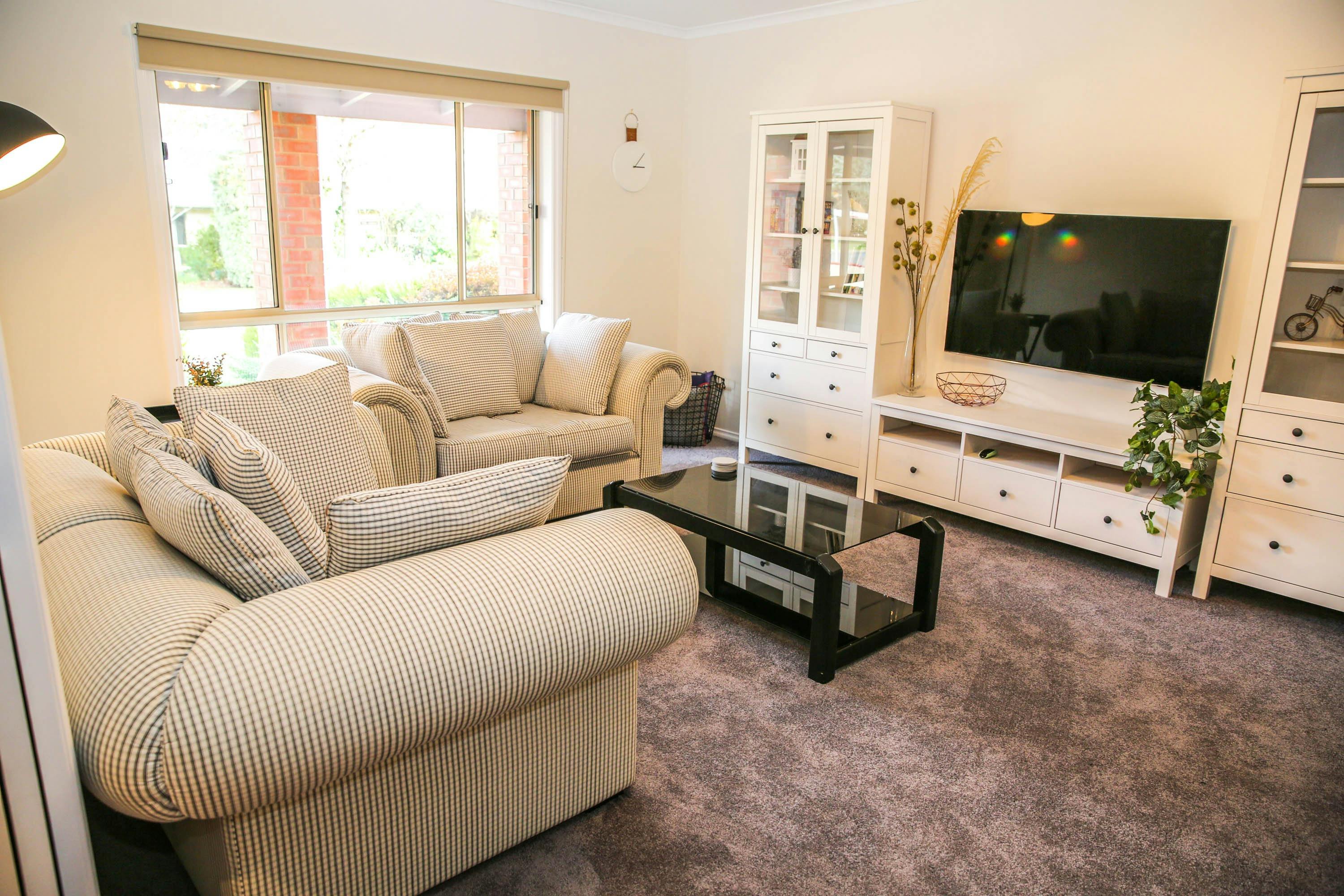 Living area with TV - Pet friendly Group Family Bright Accommodation