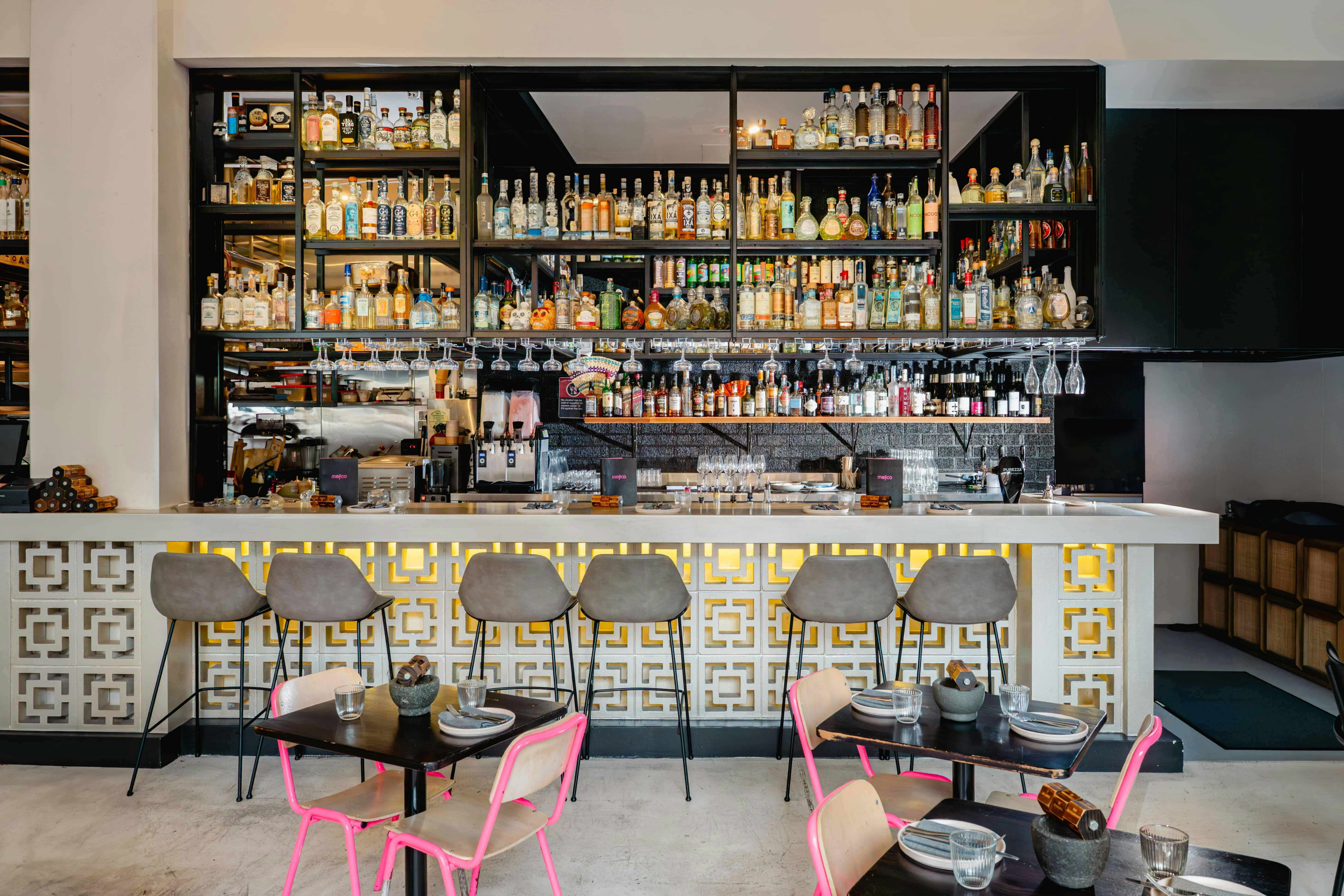 높은 의자가 있는 테킬라 바