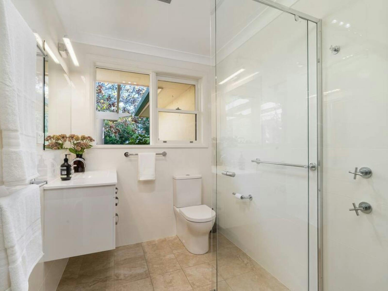 샤워실과 화장실이 있는 욕실