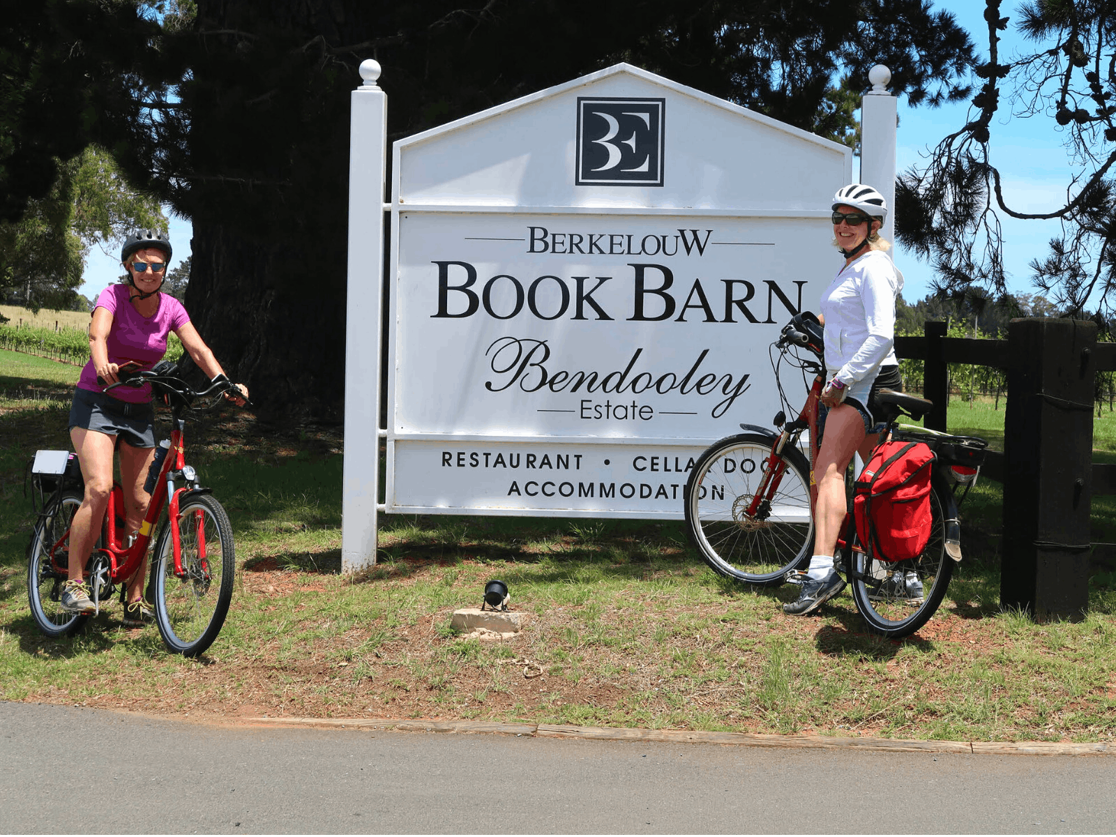 Berkelouw Book Barn과 Bowral 근처의 카페에서 자전거를 타는 사람들.