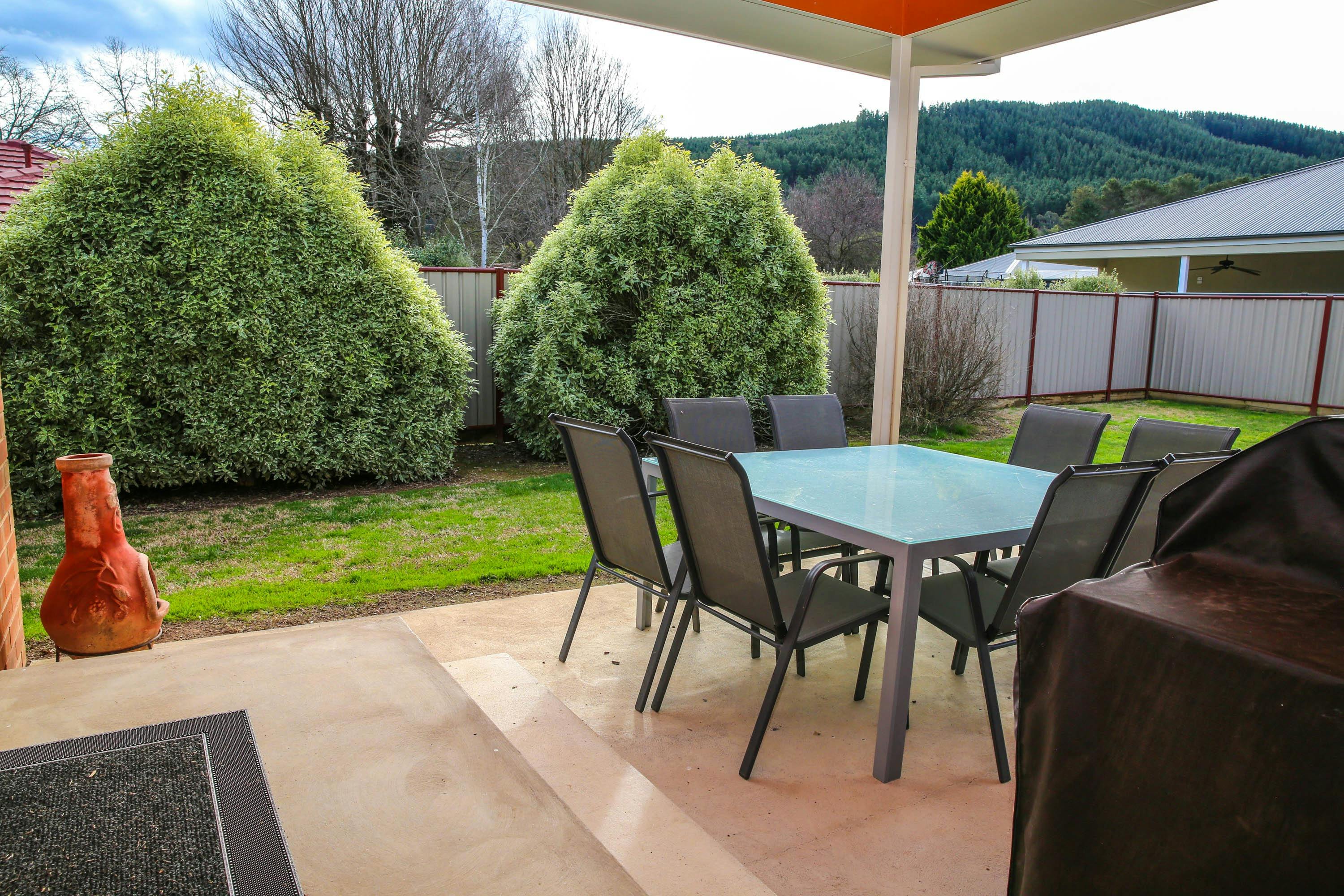 Enclosed backyard with BBQ - Pet friendly Group Family Bright Accommodation